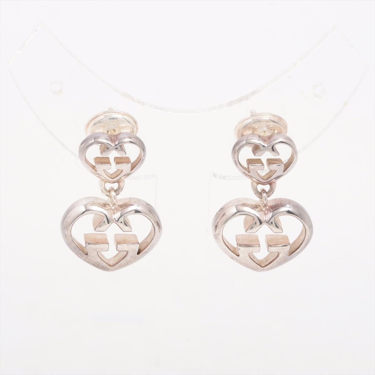 sarà spedito circa il 4/1


L'orecchino a goccia con cuore G intrecciato di Gucci in A. Silver è un accessorio delicato ma d'effetto che riflette l'eleganza tipica di Gucci con un tocco romantico. Realizzato in argento sterling, il design presenta