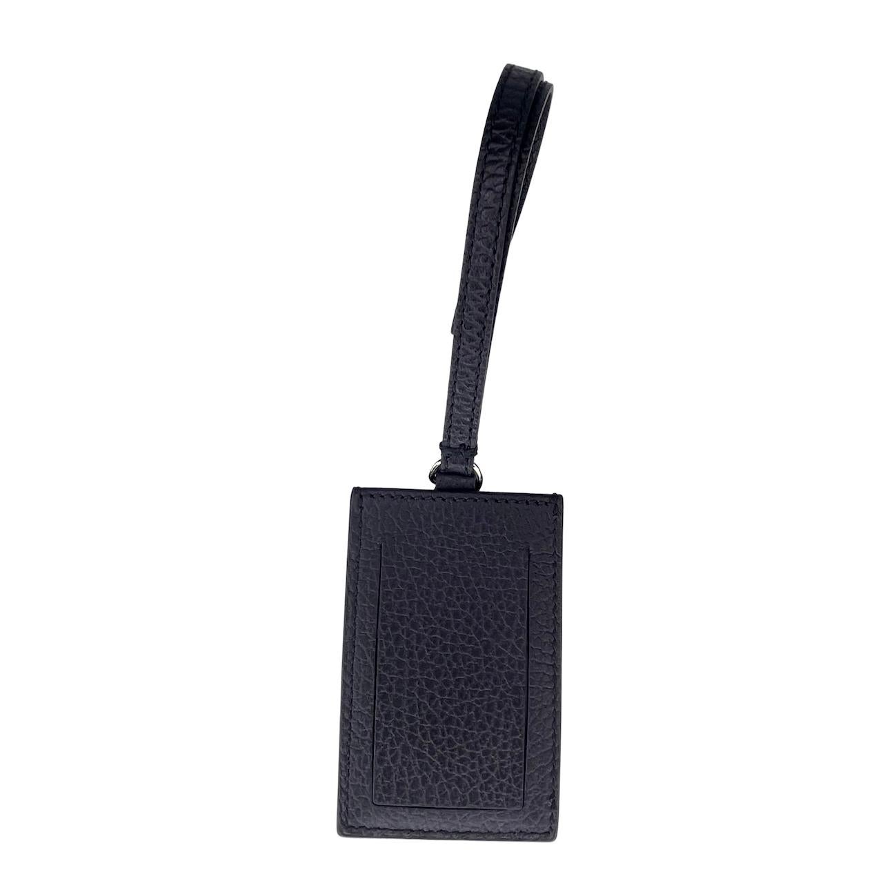 Gucci Interlocking G Gepäckanhänger aus Leder, in schwarz. Aus Kalbsleder mit eingraviertem versilbertem Metall-Logo.

FARBE: Schwarz
MATERIAL: Kalbsleder
ABMESSUNGEN: B 2,1