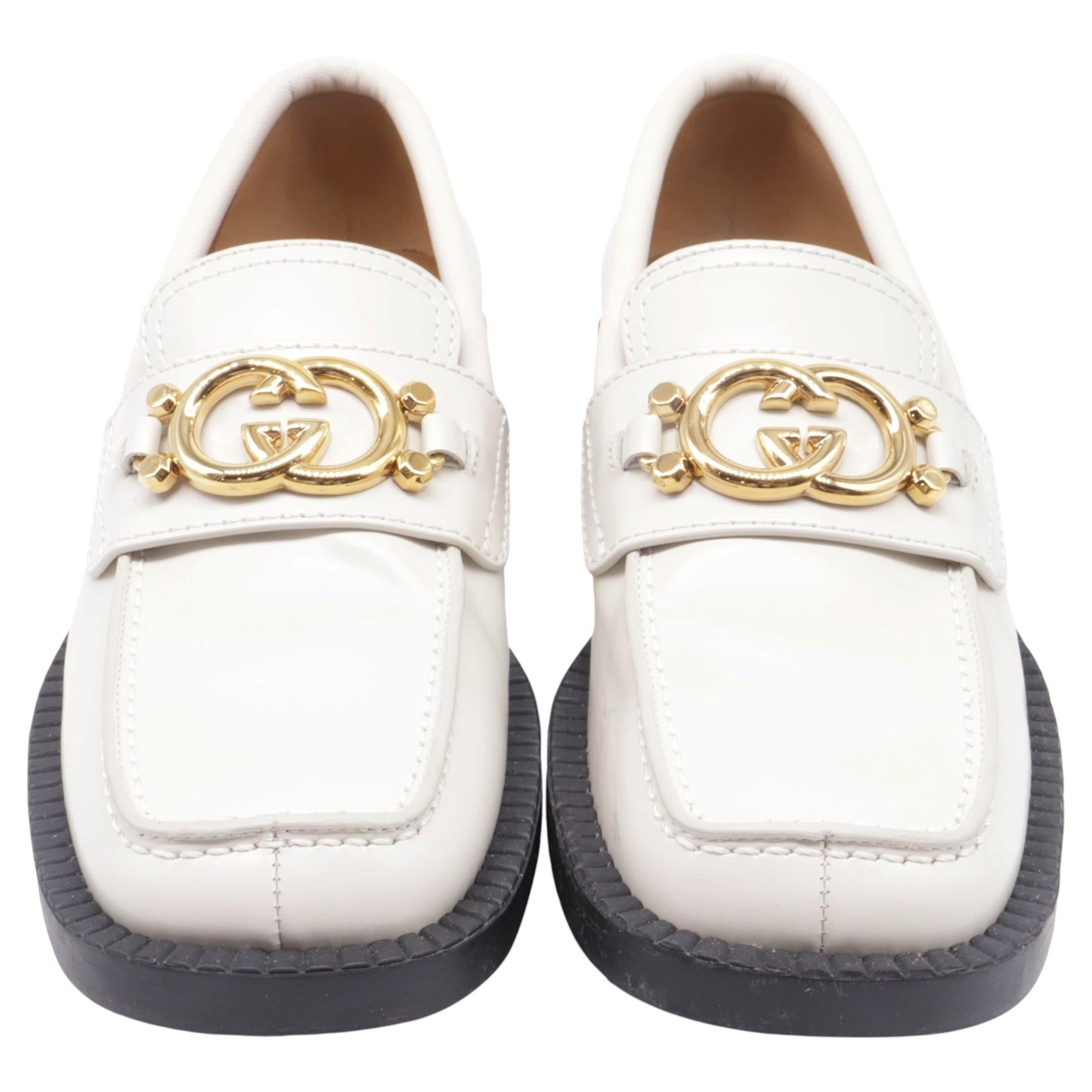 Mocassini Gucci con logo "Interlocking G" in pelle bianca in vendita