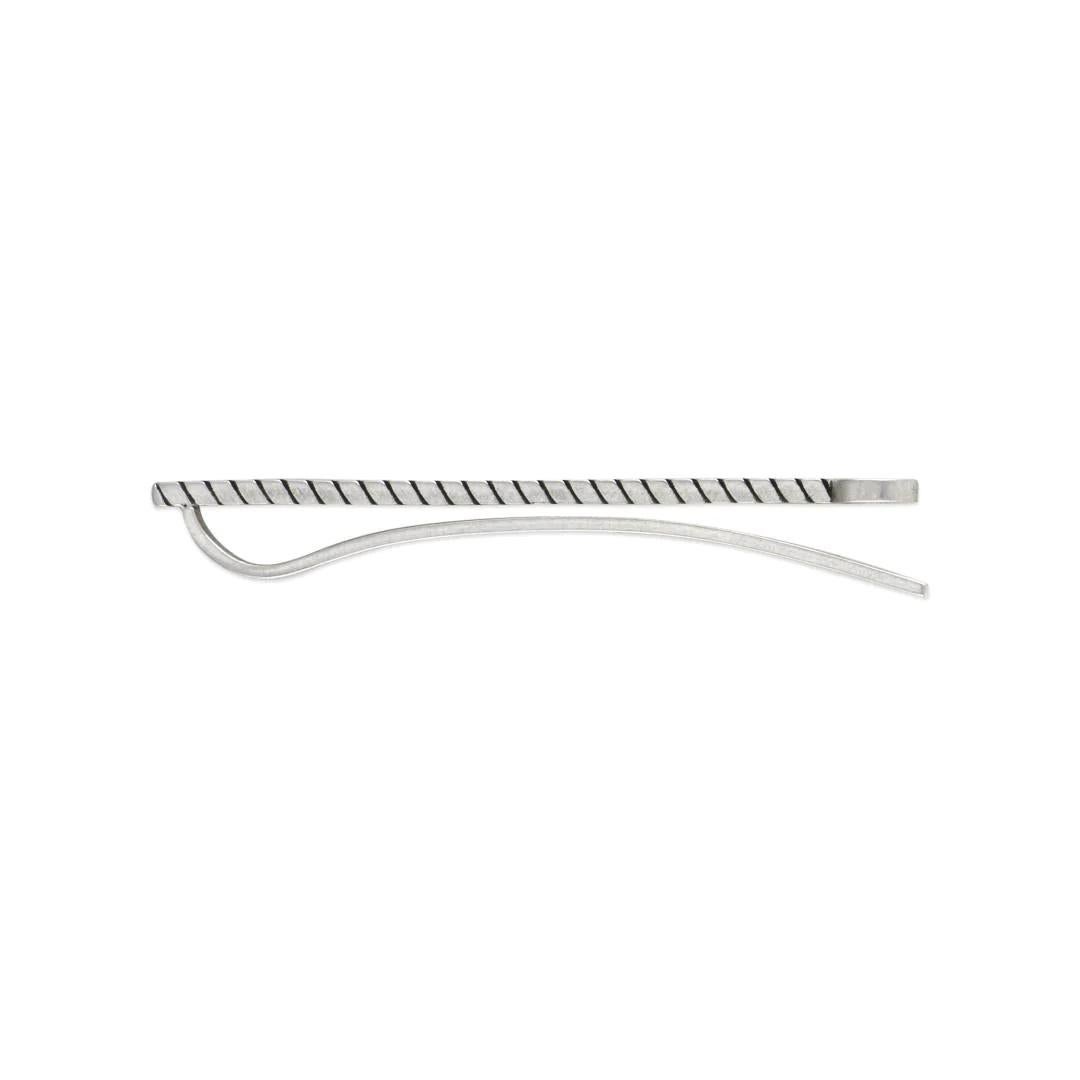 Gucci Interlocking G Motif Sterling Silver Tie Bar YBF678650001

Aria is an ode to both the traditional and the contemporary nature of the House. Symbols that have defined different eras appear as recognisable logos and through subtle hints to the