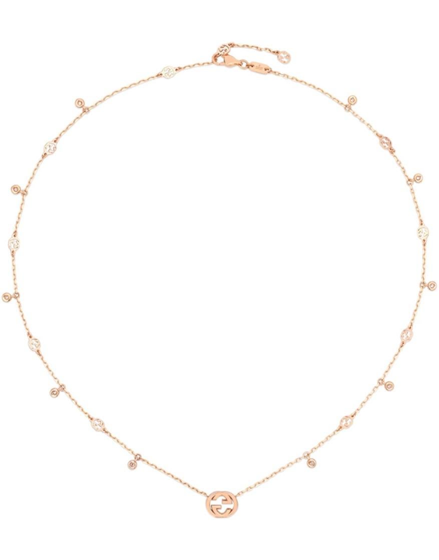 Die Idee für dieses Design aus der Schmuckkollektion Interlocking G basiert auf dem geometrischen Logo des Hauses. Die aus 18 Karat Rotgold gefertigte, mit Diamanten und dem GG-Motiv verzierte Halskette ist die ideale Wahl für jeden