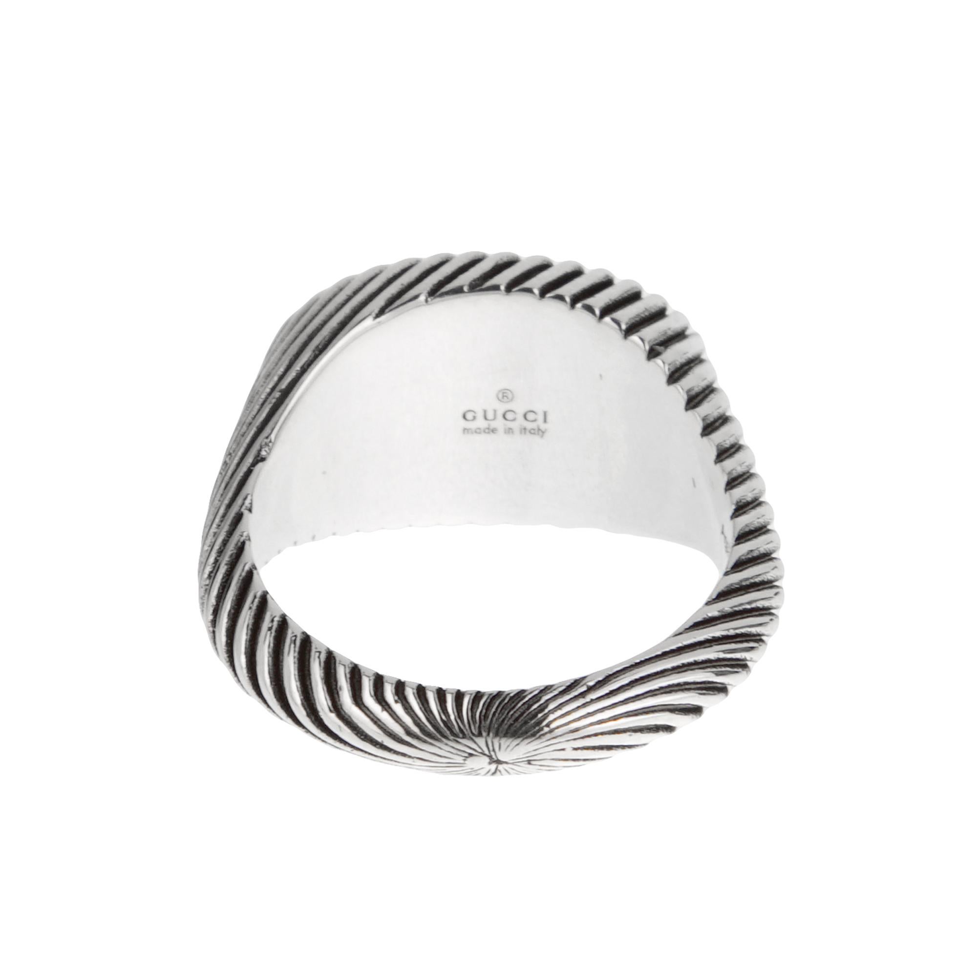 Peppen Sie Ihre Schmucksammlung mit diesem exquisiten Gucci Ring mit verschlungenem G-Rope-Motiv auf, der aus Sterlingsilber gefertigt ist. Dieser Ring in klassischer Signet-Silhouette zeigt das ikonische, ineinander greifende G-Logo von Gucci in