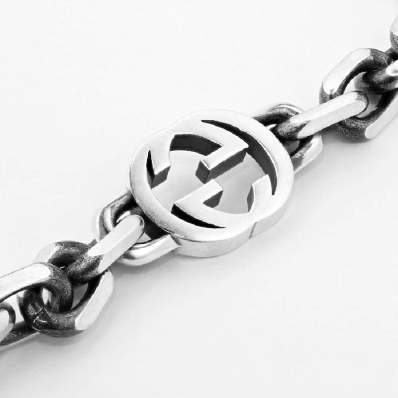 Das ineinander greifende G ist seit seiner Einführung einer der ikonischsten Codes des Hauses geblieben. Das charakteristische Symbol ist aus 925er Sterlingsilber gefertigt und ziert ein breites Kettenarmband.

925 Sterling Silber