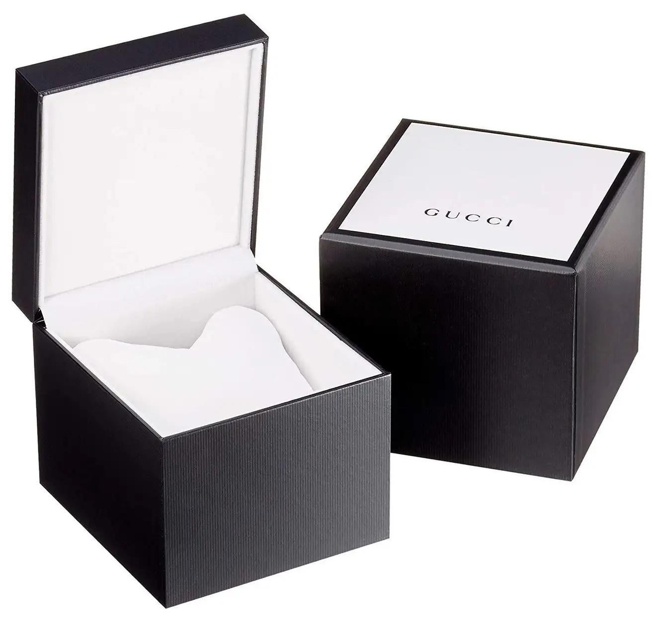 L'emblema della G intrecciata rende omaggio al fondatore di Gucci, Guccio Gucci. Il simbolo riconoscibile decora questa collana a catena in argento sterling con versioni smaltate colorate del monogramma nello stile per cui Gucci è conosciuto.