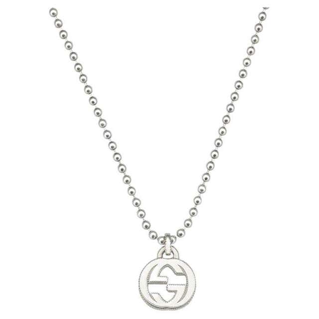 Catena D'argento Con Un Pendente Sotto Forma Di Un Quadrato, In Mezzo A Pietra Nera I Diamanti Che Appendono Sul Collo Orlo Image145778050 Catena D'argento Con Un Pendente Sotto Forma Di Un Quadrato, In Mezzo A Pietra Nera I Diamanti Che Appendono Sul Collo Orlo Image145778050