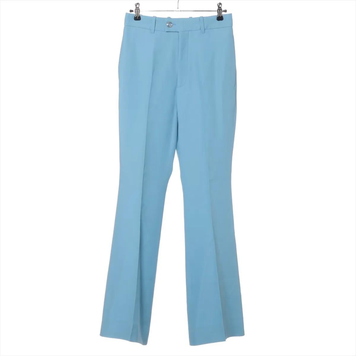 Le pantalon en laine Gucci Interlocking G, en bleu clair, est une pièce raffinée et élégante qui associe un tailleur classique aux détails caractéristiques de la maison. Fabriquées en laine de haute qualité, elles présentent une silhouette élégante