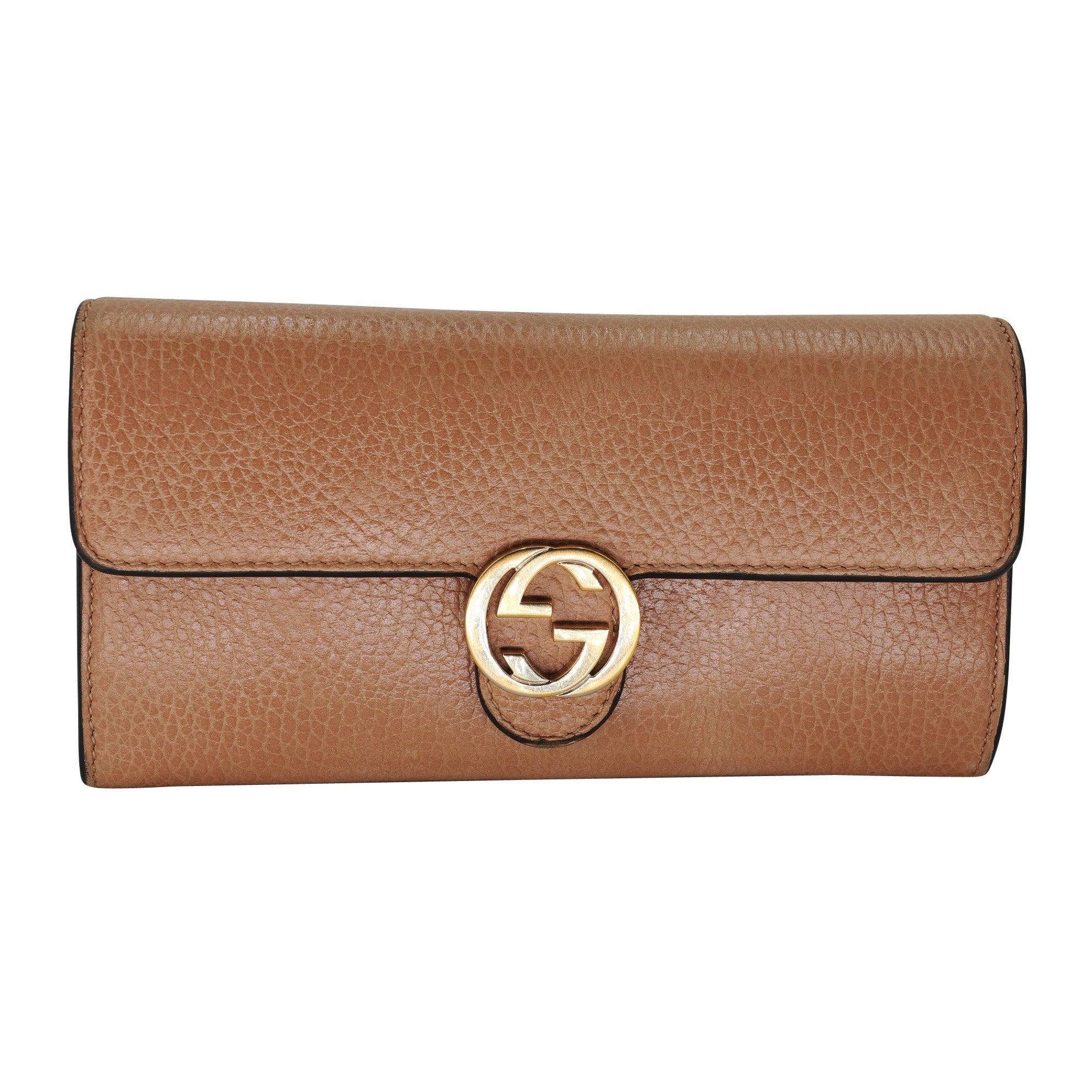 Gucci continues to reinterpret the GG logo with a modern honey brown leather, yet classic designs. This wallet features the distinctive big GG logo with gold detail. Long wallet with push lock closure and elegant design. Wallet is in pre-loved