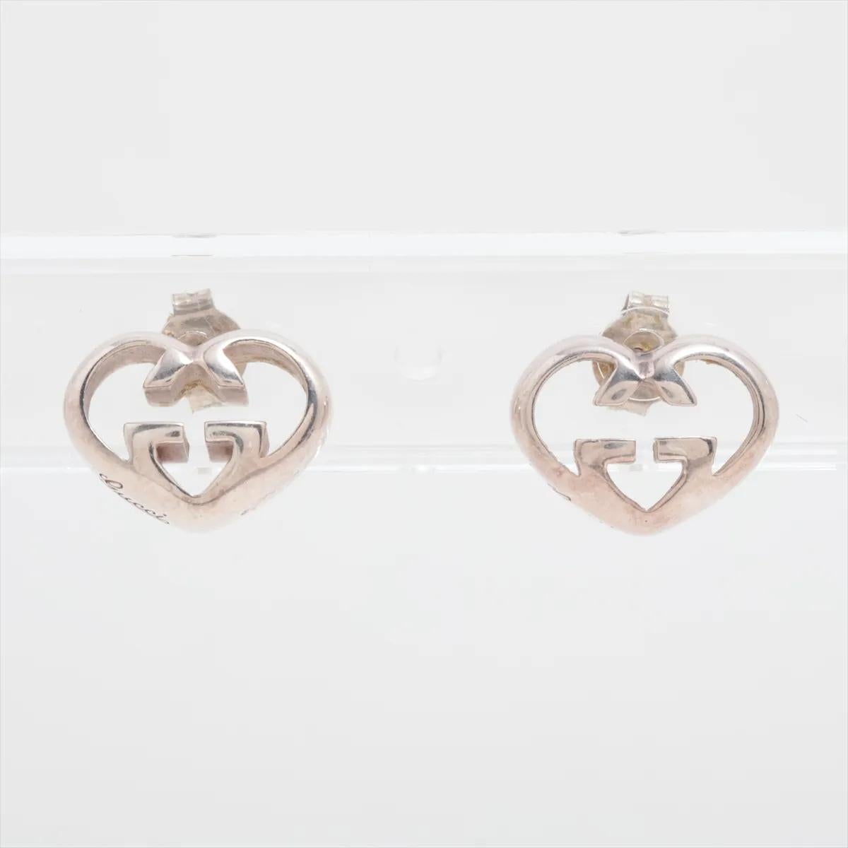 El pendiente con tachuela de corazón y logotipo GG entrelazado de Gucci es un accesorio delicado y elegante que encarna la elegancia icónica de la casa. Elaborado con un diseño en forma de corazón, presenta el característico logotipo GG entrelazado