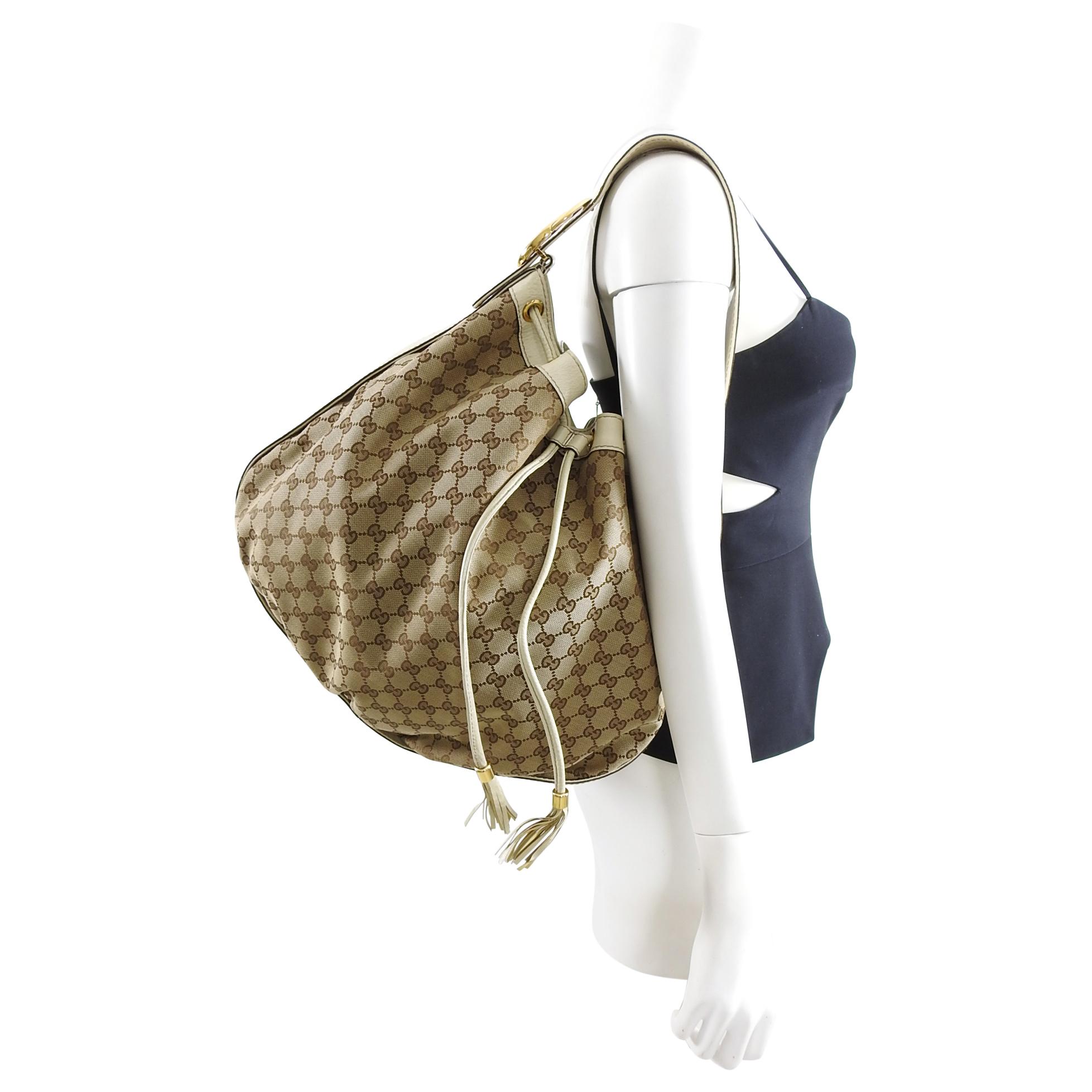 Gucci Interlocking Icon GG Ivory Monogram Canvas Large Drawstring Hobo Bag In Good Condition For Sale In Toronto, ON
