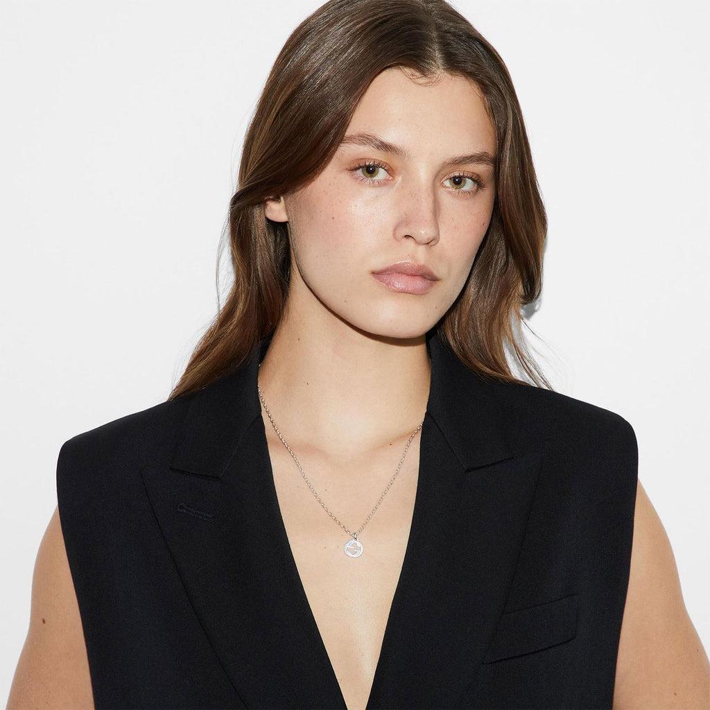 Collane da donna Gucci. Serie G ad incastro. SKU: YBB796355001. Colore: Argento. Tipo di metallo: A. Silver. Timbro in metallo: 925-Sterling. Tipo di pietra: Nessuna. Stile della collana: 1 Banda.
