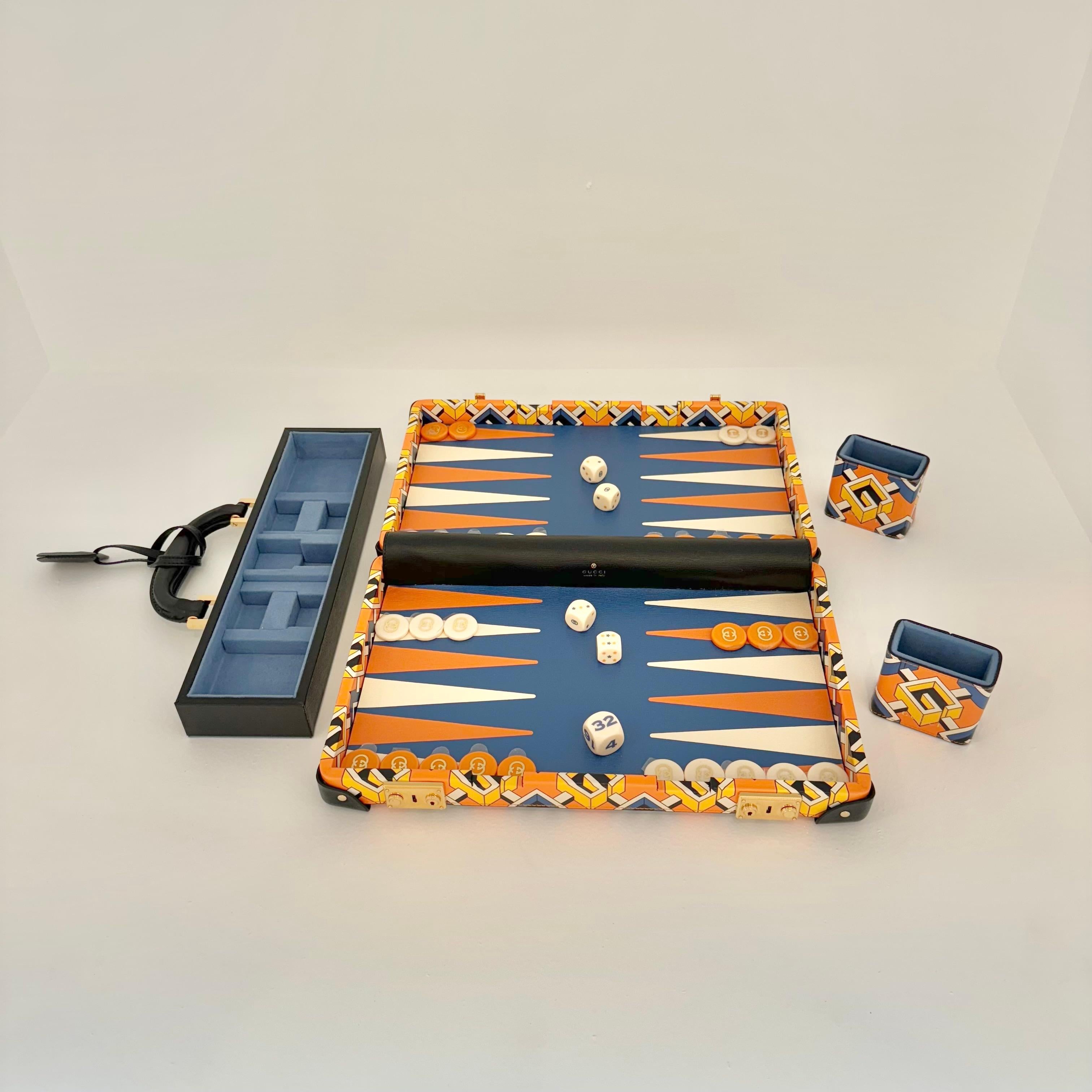 Brandneuer tragbarer Gucci Backgammon-Koffer/Spiel. Nie benutzt. Schwarze Lederecken und Griff mit Messingnieten und -beschlägen. Ein Paar Messingschlüssel in ihrem Etui. Der Körper ist in einem klassischen Gucci Leinwand mit ihren sich