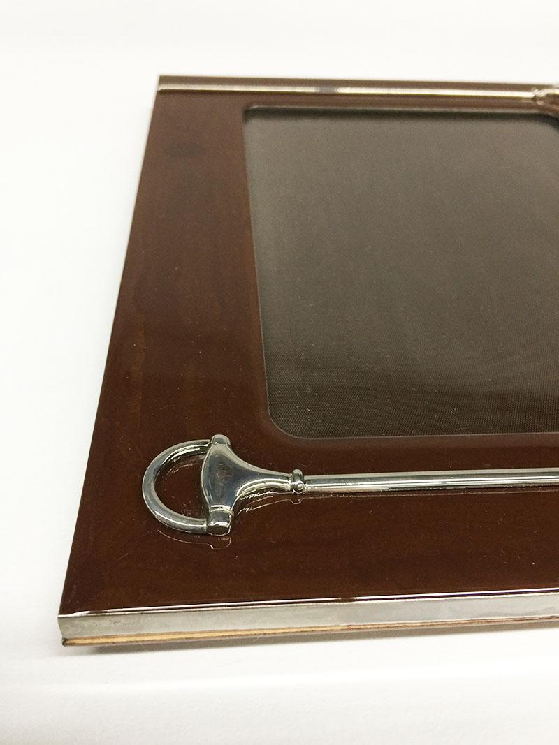 Marco de fotos lacado marrón con Horsebit plateado de Gucci, años 70 Italiano en venta