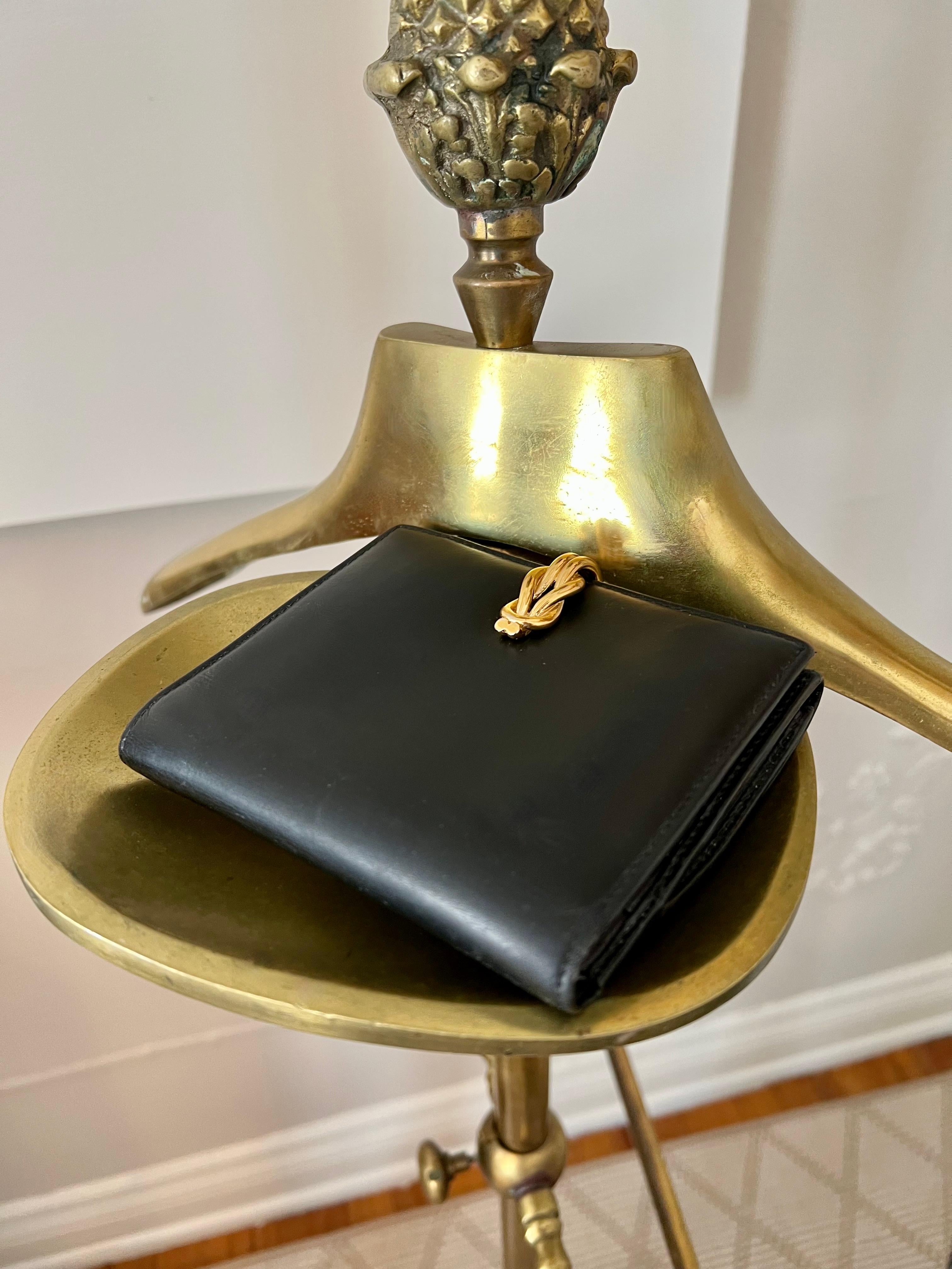 Eine hervorragende Folding Leder Gucci Brieftasche mit Gold Knott Schließung und Münzhalter auf der gegenüberliegenden Seite.. unterzeichnet Gucci und gestempelt Gucci Italien. 

Die Trifold-Brieftasche ist für beide Geschlechter leicht zu tragen.