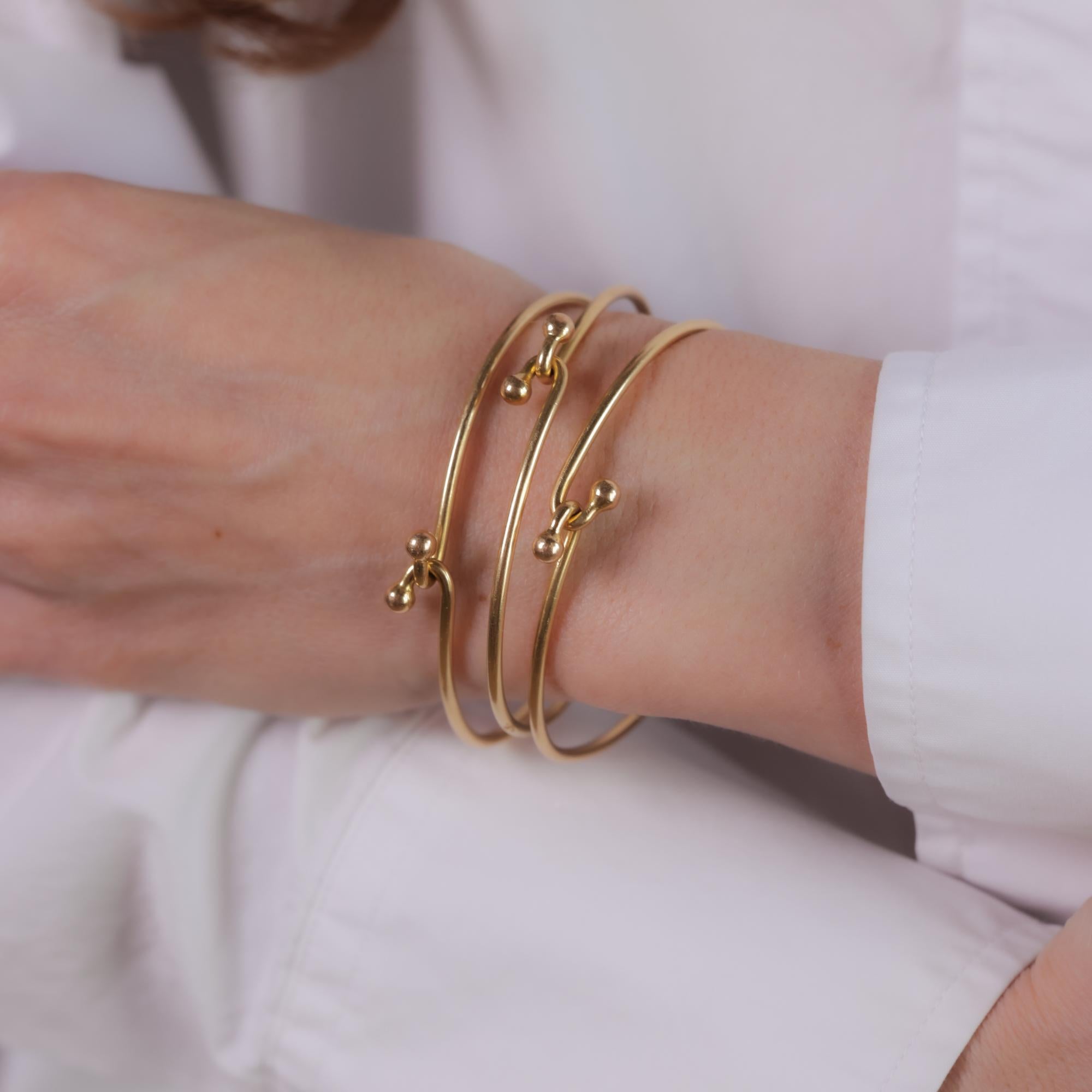 Gucci Italy 14k yellow gold set of three interlocking bangles In Excellent Condition In Beverly Hills, CA
