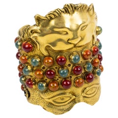 Gucci - Bracelet manchette en métal doré orné de bijoux, collection Cruise, Italie, 2020