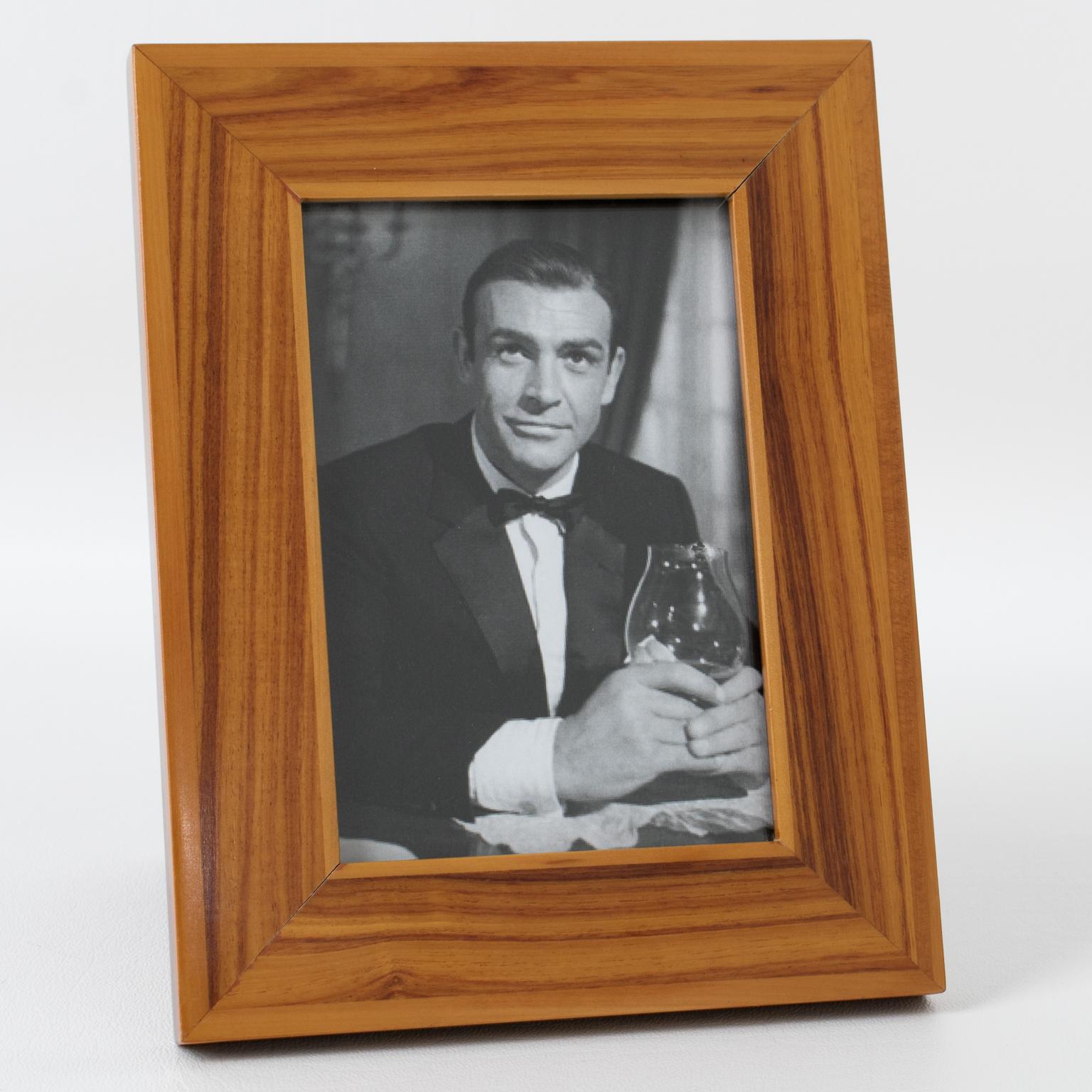 Le designer italien Gucci a créé ce magnifique cadre photo en bois à grain fin. La pièce a été fabriquée en Italie vers 1980. La texture riche du bois et sa beauté inhérente donneront à votre espace un soupçon d'élégance classique. Le dos et le