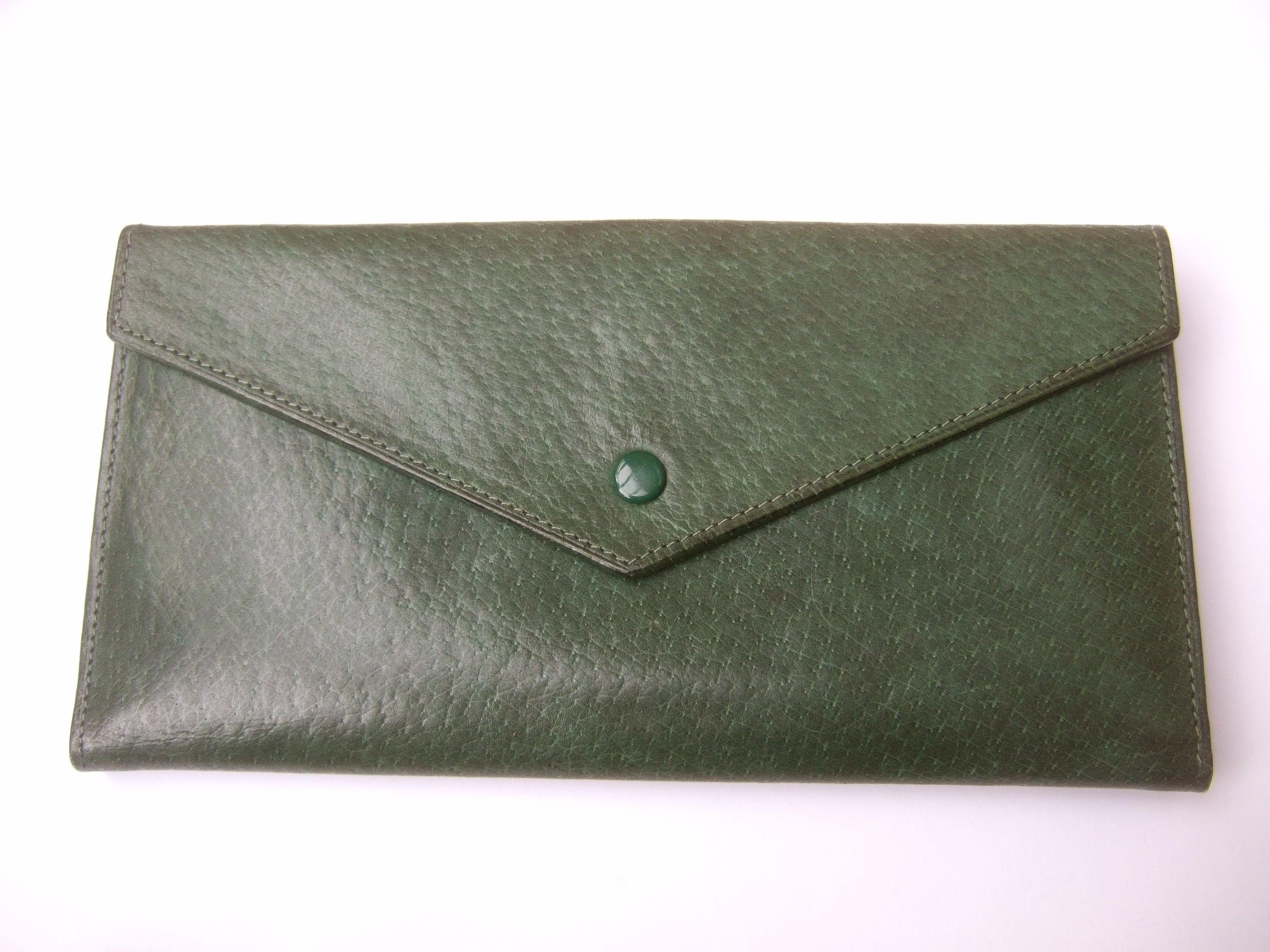 Gucci Italy Green Leather Hand Clasp Wallet in Gucci Presentation Box c 1970s In Good Condition In University City, MO