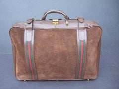 Gucci Italia Lussuosa valigetta da viaggio in pelle scamosciata marrone cioccolato a righe, anni '70 circa
