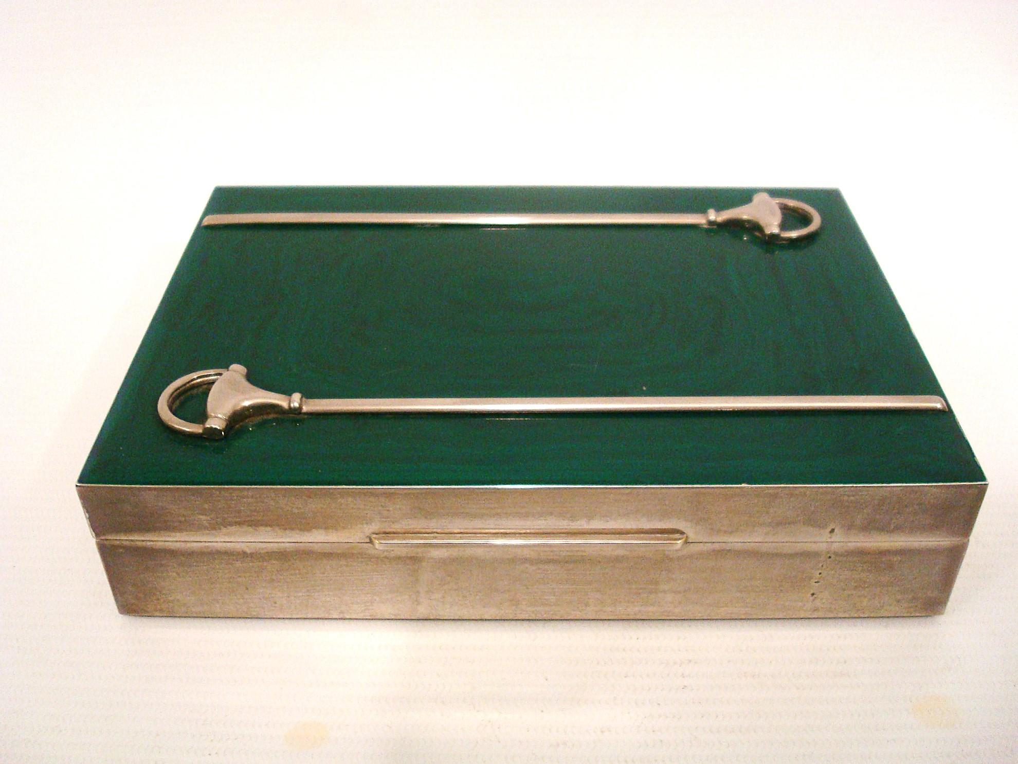 A. Silver placcato d'argento, raro astuccio per snaffle rivestito in legno di raso
Scatola decorativa vintage di Gucci degli anni '70
Horsebit Gucci, ottone argentato, firmato. Marchio impresso sul bordo della montatura: Gucci made in