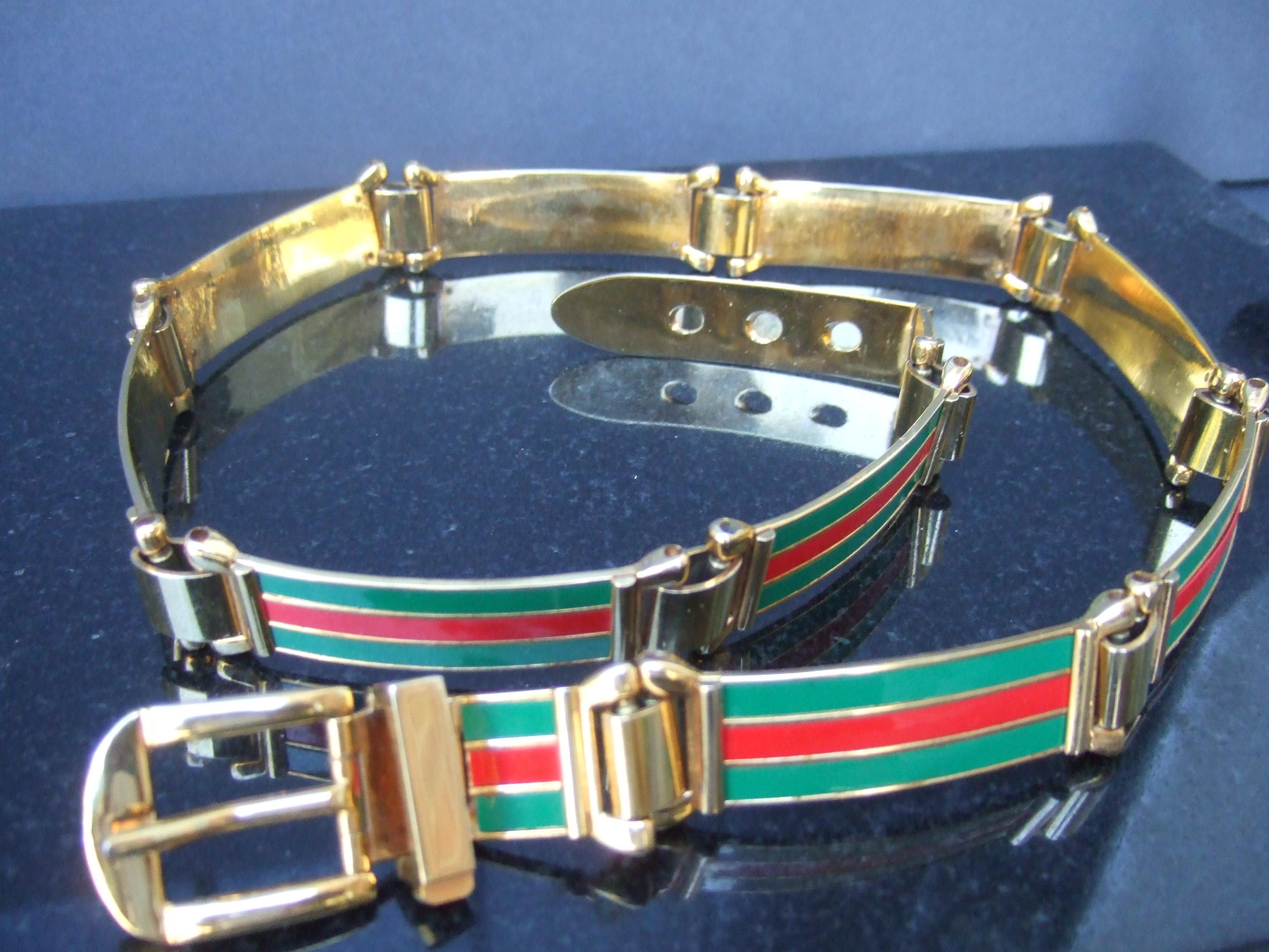 GUCCI Italien seltener vergoldeter Metallgürtel aus rotem und grünem Harz, gestreift, 1970er Jahre
Der elegante goldene Metallgürtel von Gucci ist mit einem länglichen, rechteckigen 
gelenkige Verbindungen. Geschmückt mit roten und grünen