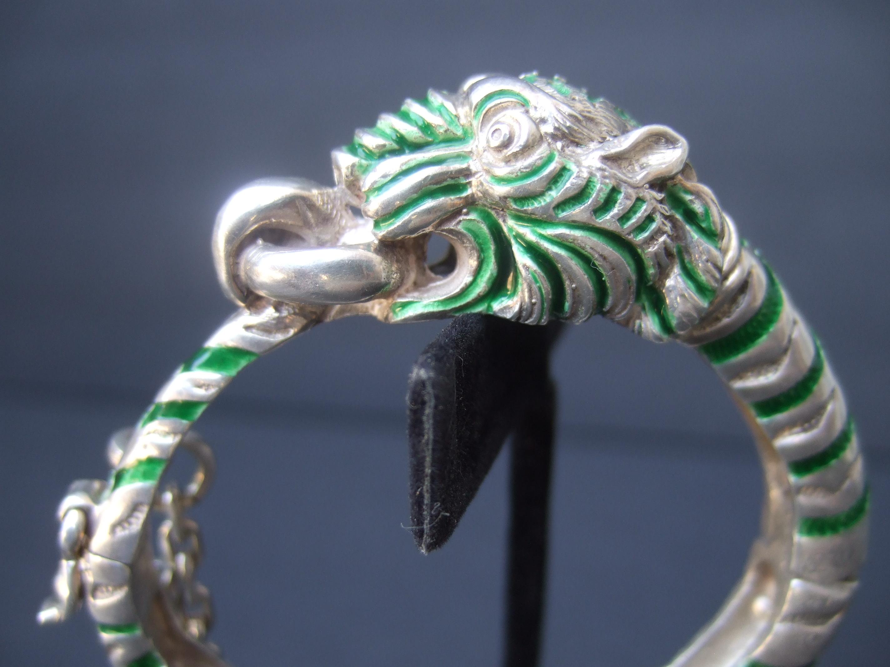Gucci Italia Estremamente raro braccialetto tigre in argento con cerniera e smalto, anni '70, C.C.
Il braccialetto con cerniera in sterlina pesante è disegnato con una testa di tigre stilizzata.
nella sezione superiore

La testa e i fianchi della