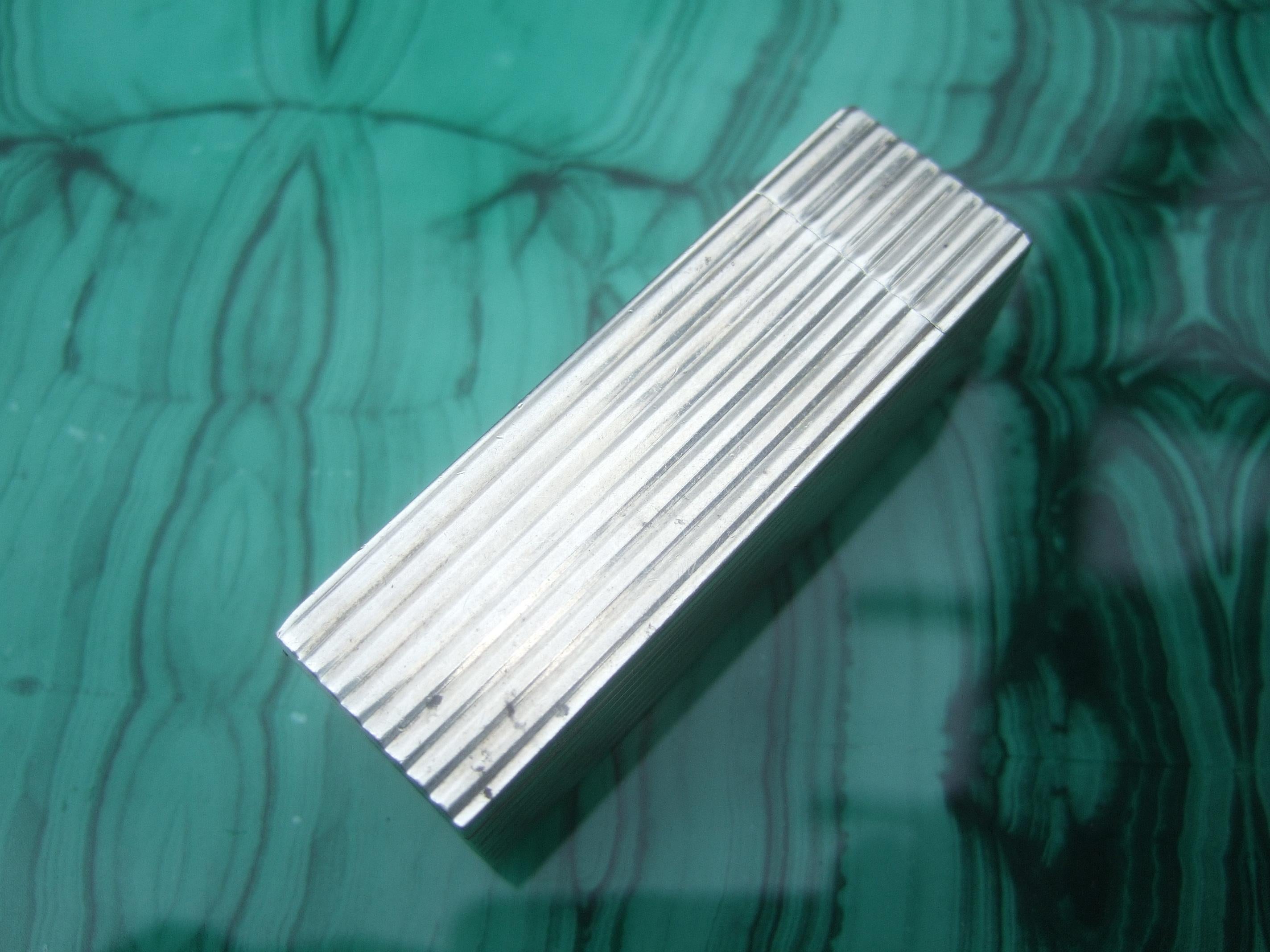 Gucci Italien Rare Sterling Silber Lippenstift Kosmetikspiegel Fall c 1970s
Das elegante, vom Art Déco inspirierte Lippenstiftetui aus Sterlingsilber ist mit eingeprägten Streifen gestaltet
Das Gehäuse lässt sich aufklappen und gibt den Blick auf