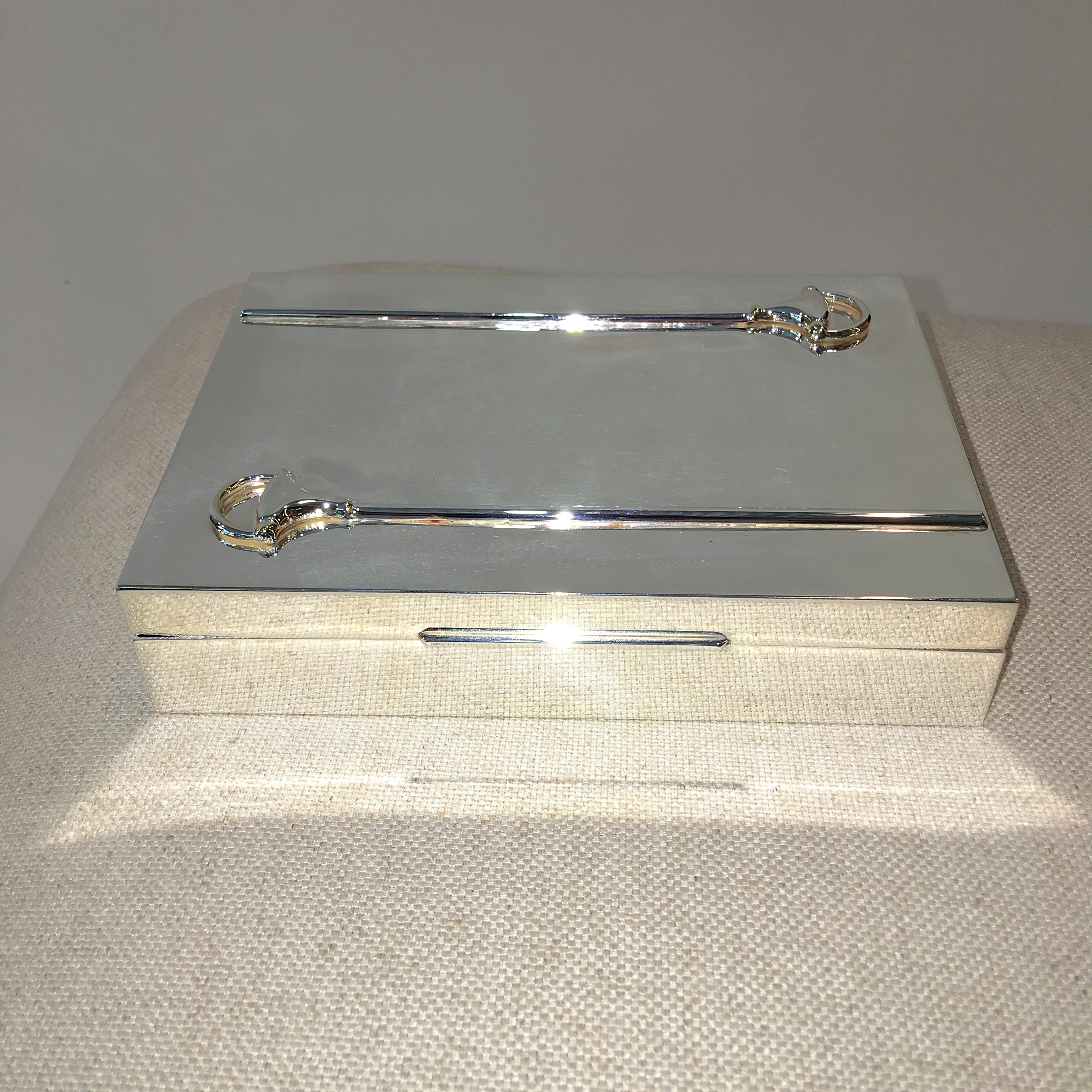 Mid-Century Modern Boîte Snaffle rare en métal argenté doublée de bois de citronnier Gucci Italie en vente