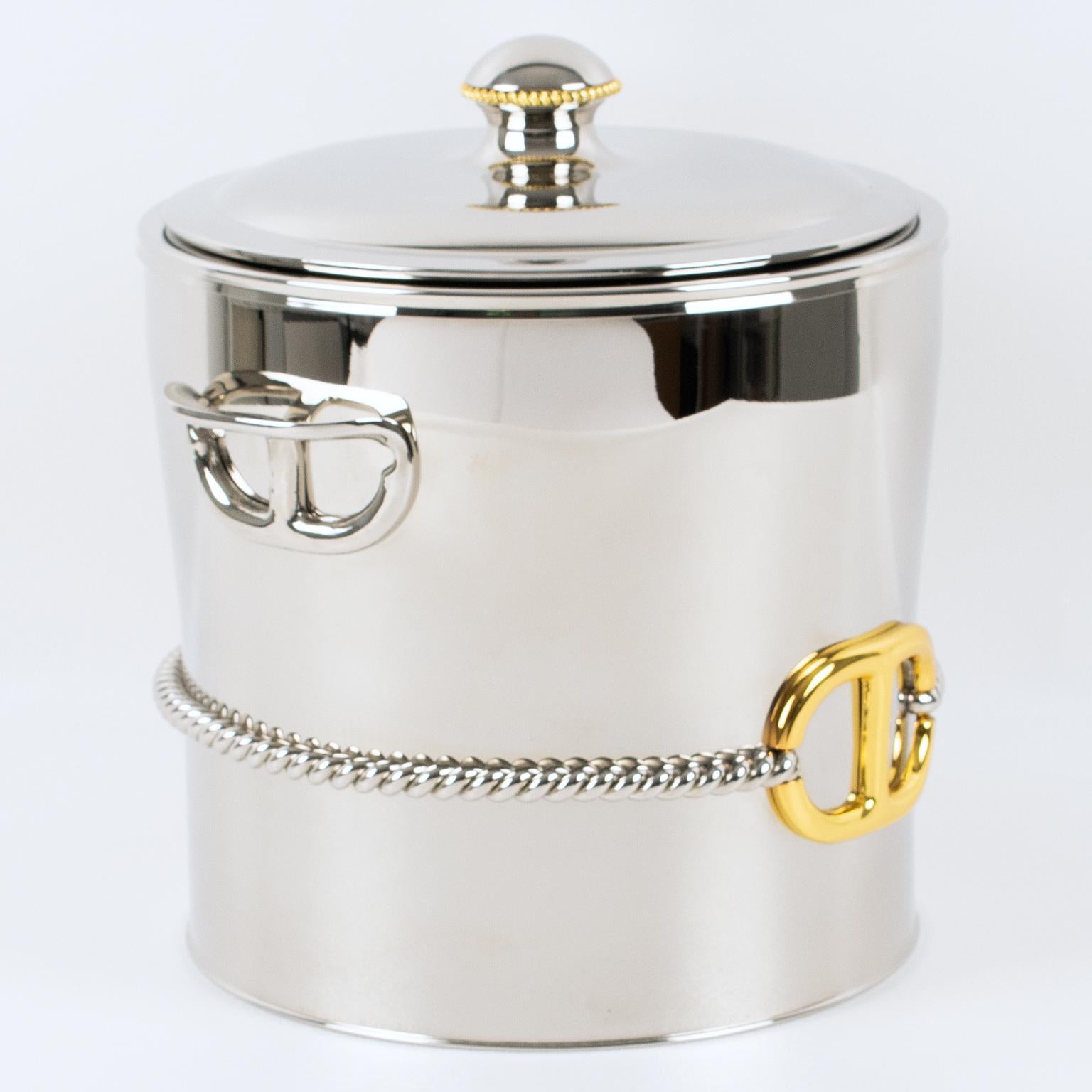 Gucci Italia ha disegnato questo lussuoso secchiello per il ghiaccio da bar in metallo placcato oro e argentato. Questo raro pezzo è stato realizzato in Italia intorno al 1980. Questo splendido accessorio da bar ha un arredamento elegante e