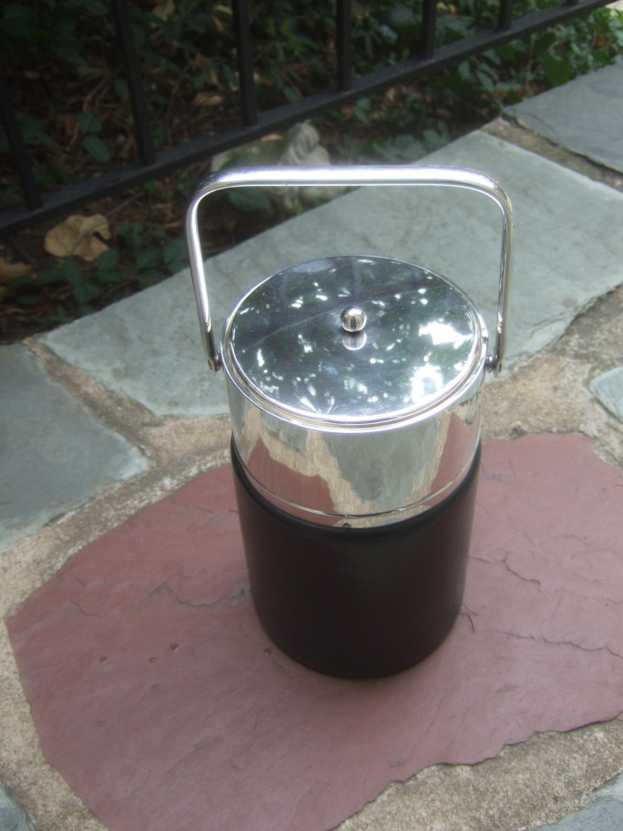Gucci Italy Sleek Chrome Black Ice Bucket en cuir c 1970s État moyen - En vente à University City, MO