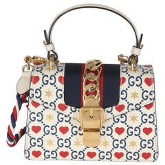 Gucci Mini Sylvie Top Handle in pelle di vitello avorio per San Valentino