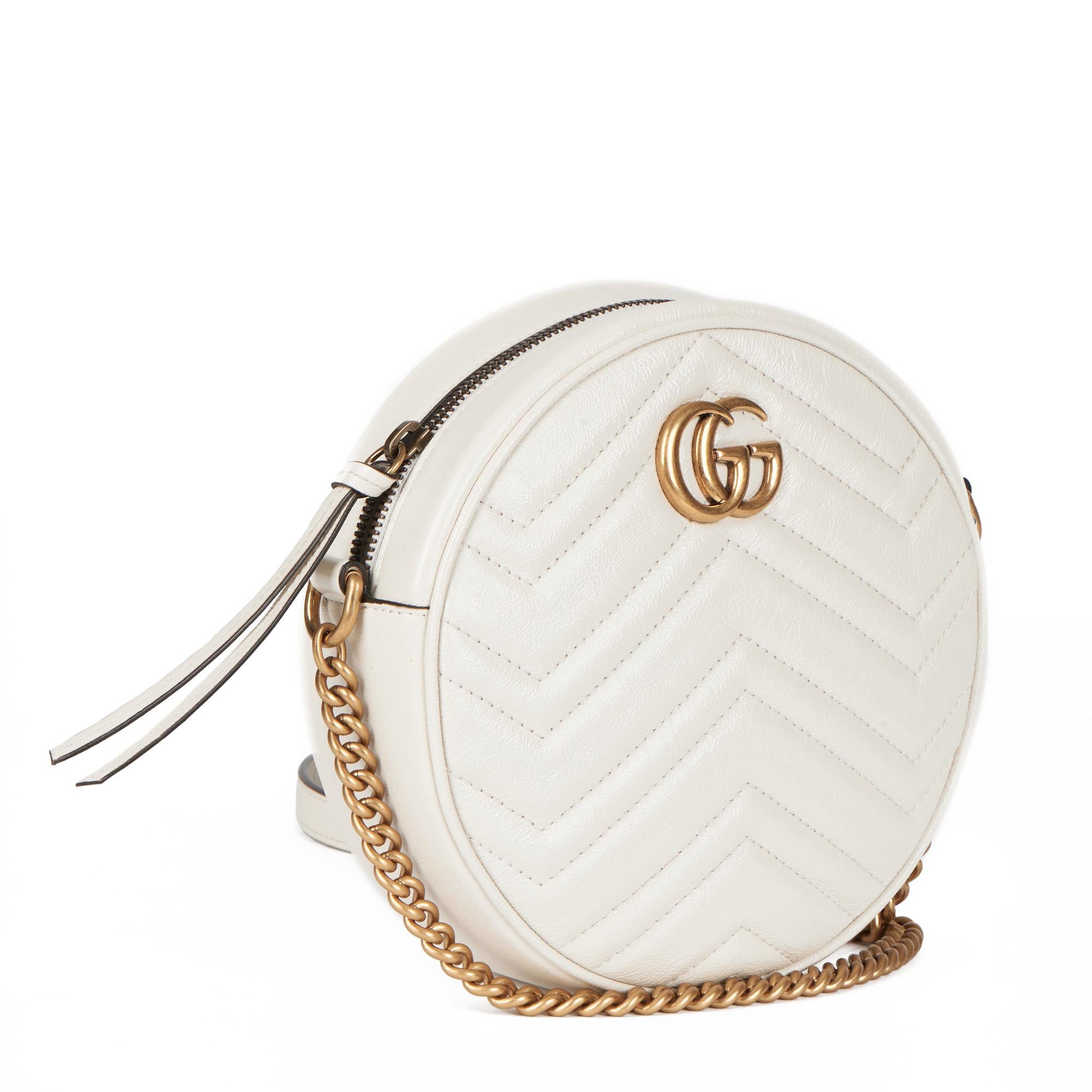 GUCCI
Ivory Chevron Quilted Shiny Calfskin Leather Mini Round Marmont

Xupes Reference: CB378
Serial Number: 550154 493075
Age (Circa): 2021
Accompanied By: Gucci Dust Bag
Authenticity Details: Date Stamp (Made in Italy)
Gender: Ladies
Type: