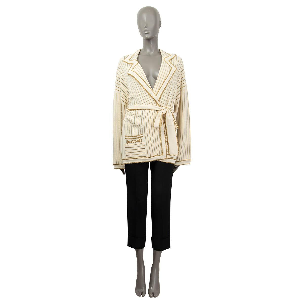 100% authentic Gucci Resort 2020 cardigan in cream wool (92%), metallized fiber (5%) and polyamide (3%). Features gold lurex stripes and edges, notched lapels and a belted waist. Has the horsebit intarsia on the two patch pockets on the front and