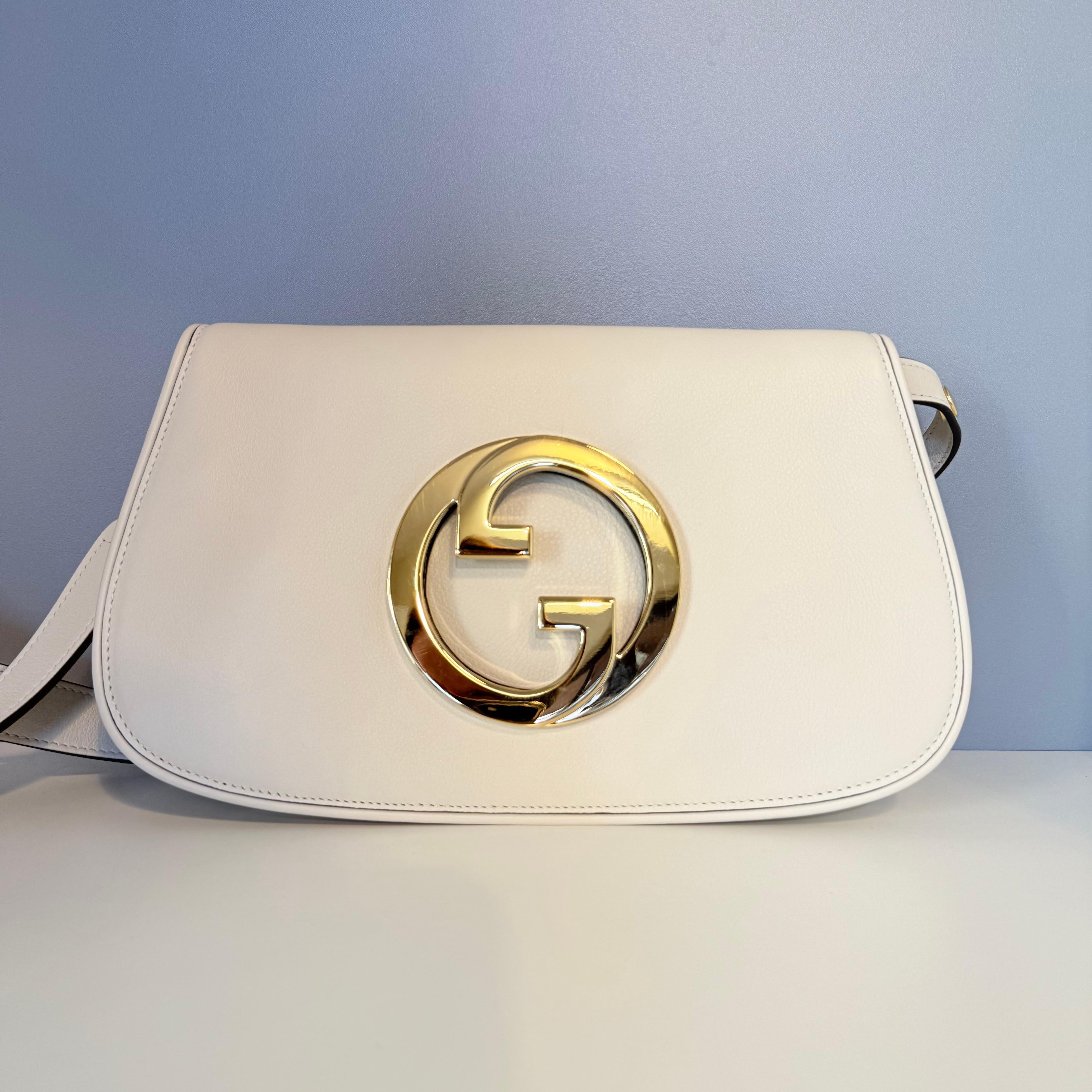 Schön, schick und in hervorragendem Zustand
Gucci Blondie Tasche
Leder
Farbe Elfenbein
Goldenes Metall GG
Doppelter Gurt, einer innen  Leder und die andere in goldener Kette
GG goldenes Metall-Logo
Cm 27,5 x 16 x 3 (10,8 x 6,29 x 1,18 Zoll)
Mit