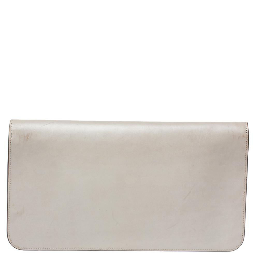 This Bright Bit clutch from Gucci proves that style can come in simple things too. Crafted from leather, this lovely ivory clutch features a canvas-lined interior. It is equipped with gold-tone, signature Horsebit on the front.

Includes:Original