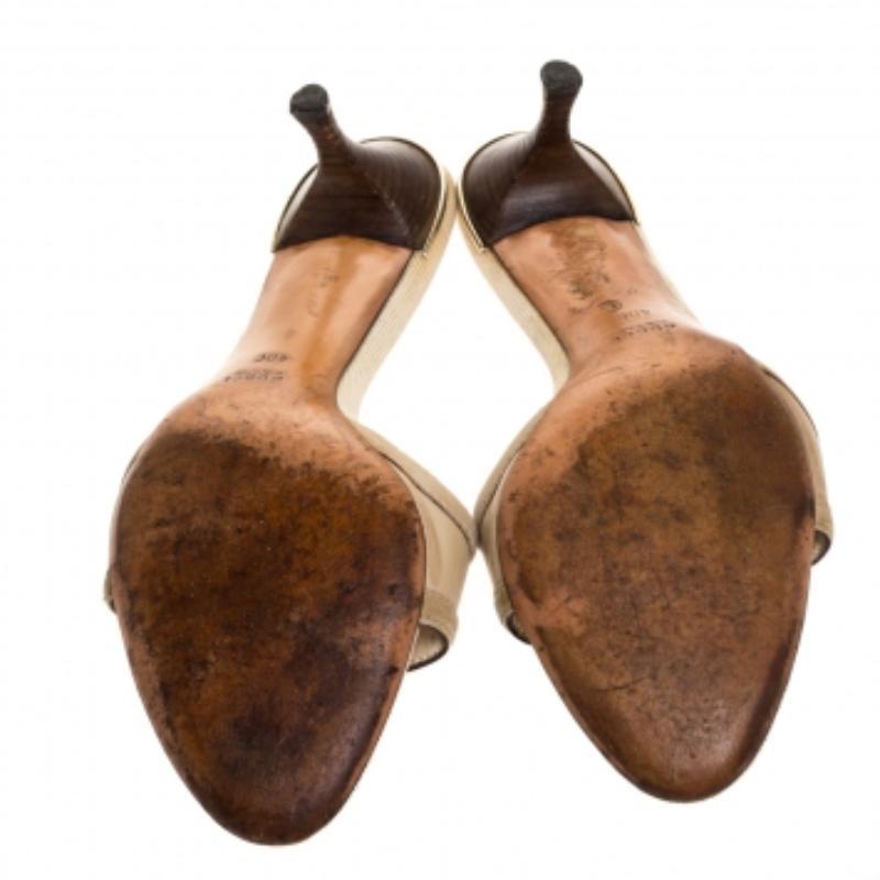 Sfoggia questi favolosi sandali di Gucci e preparati a uscire con stile. Questi sandali in pelle sono caratterizzati da punte aperte e da un design a scivolo. Sono dotate di solette in pelle con il nome del marchio e di un tacco di 6 cm per un