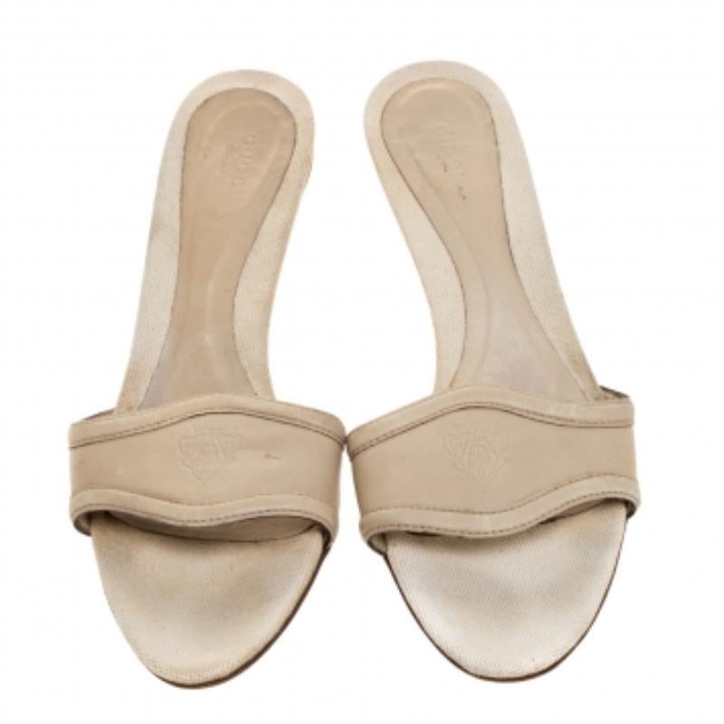 Beige Gucci Sandali in pelle avorio con isteria in rilievo taglia 40 in vendita