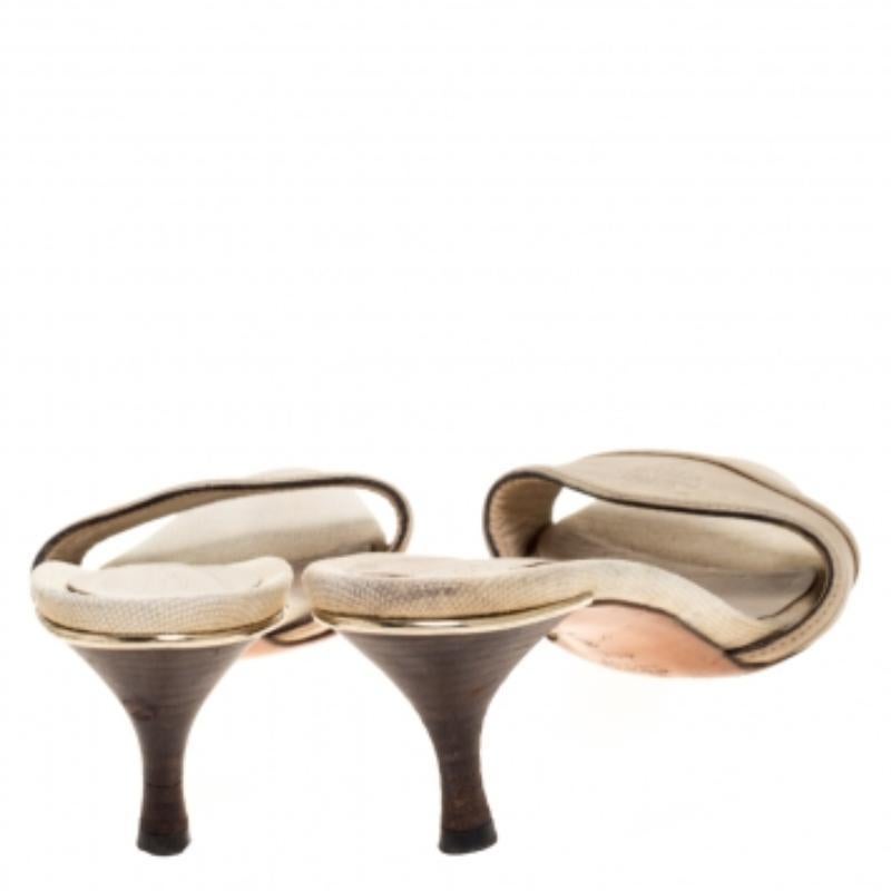 Gucci Sandali in pelle avorio con isteria in rilievo taglia 40 In condizioni discrete in vendita a Dubai, Al Qouz 2