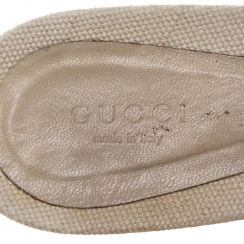 Gucci Sandali in pelle avorio con isteria in rilievo taglia 40 in vendita 1