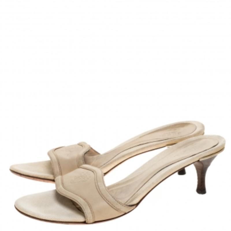 Gucci Sandali in pelle avorio con isteria in rilievo taglia 40 in vendita 2