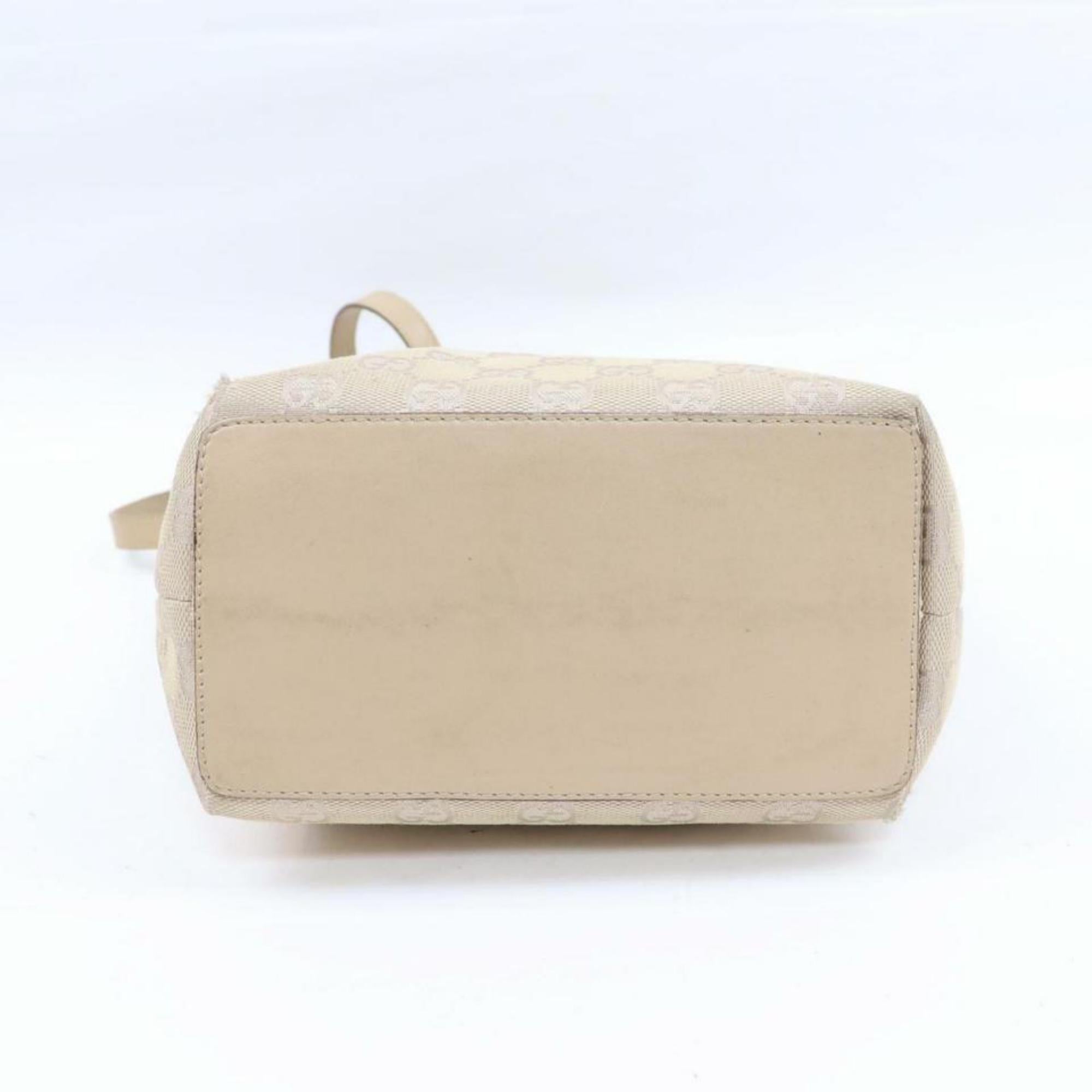 Width (inch) : 6.69 inch(approx)
Width (cm) : 17 cm(approx)
Height (inch) : 9.84 inch(approx)
Height (cm) : 25 cm(approx)
Depth (inch) : 3.93 inch(approx)
Depth (cm) : 10 cm(approx)
Shoulder (inch) : 19.29 inch
Shoulder (cm) : 49 cm
Color :