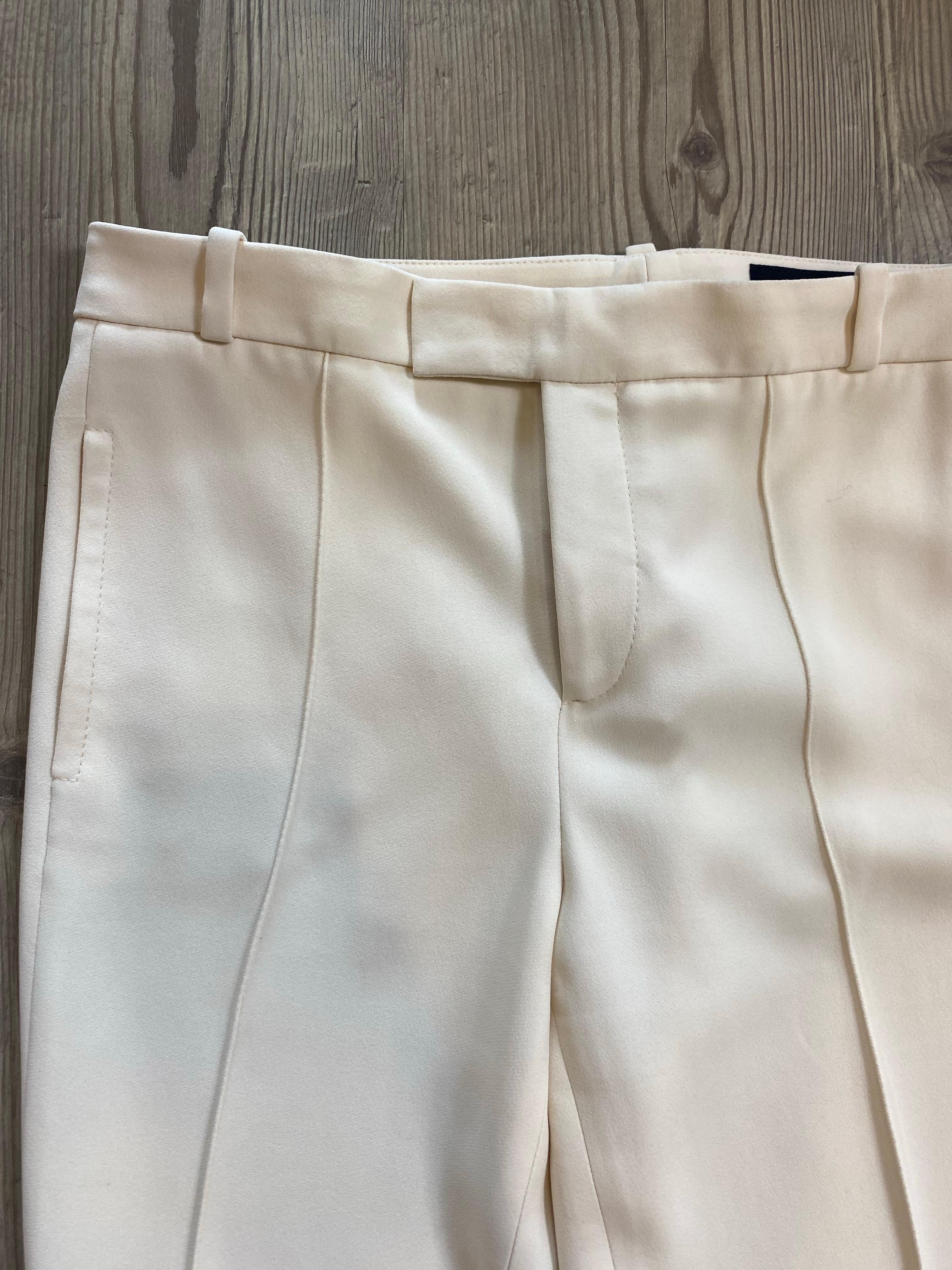 Gucci Elfenbeinfarbene Hose.
Größe 40 IT.
49% Viskose, 48% Acetat, 3% Elasthan.
Hergestellt in Italien.
Taille 40 cm.
Beinlänge 92 cm.
Ausgezeichneter Zustand, hat Defekte wie auf den Fotos gezeigt und normale Gebrauchsspuren.
