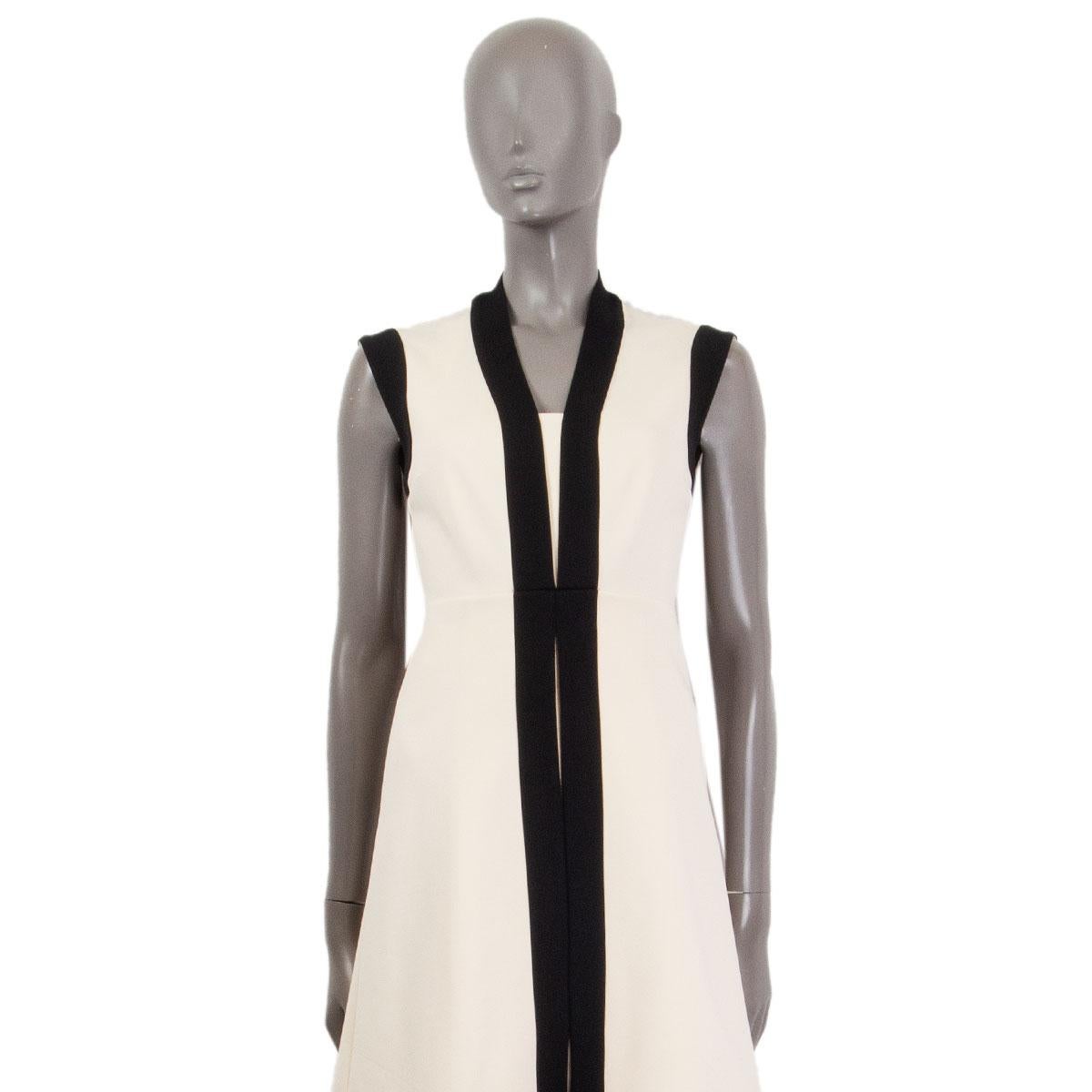 100% authentisches Gucci Kleid mit Kontraststreifen in Elfenbein und Schwarz aus Viskose (75%), Polyamid (17%) und Elastan (8%). Mit kontrastierendem Saum in Schwarz, V-Ausschnitt, ärmellos und dehnbarem Jersey-Stoff. Hat getragen worden und hat