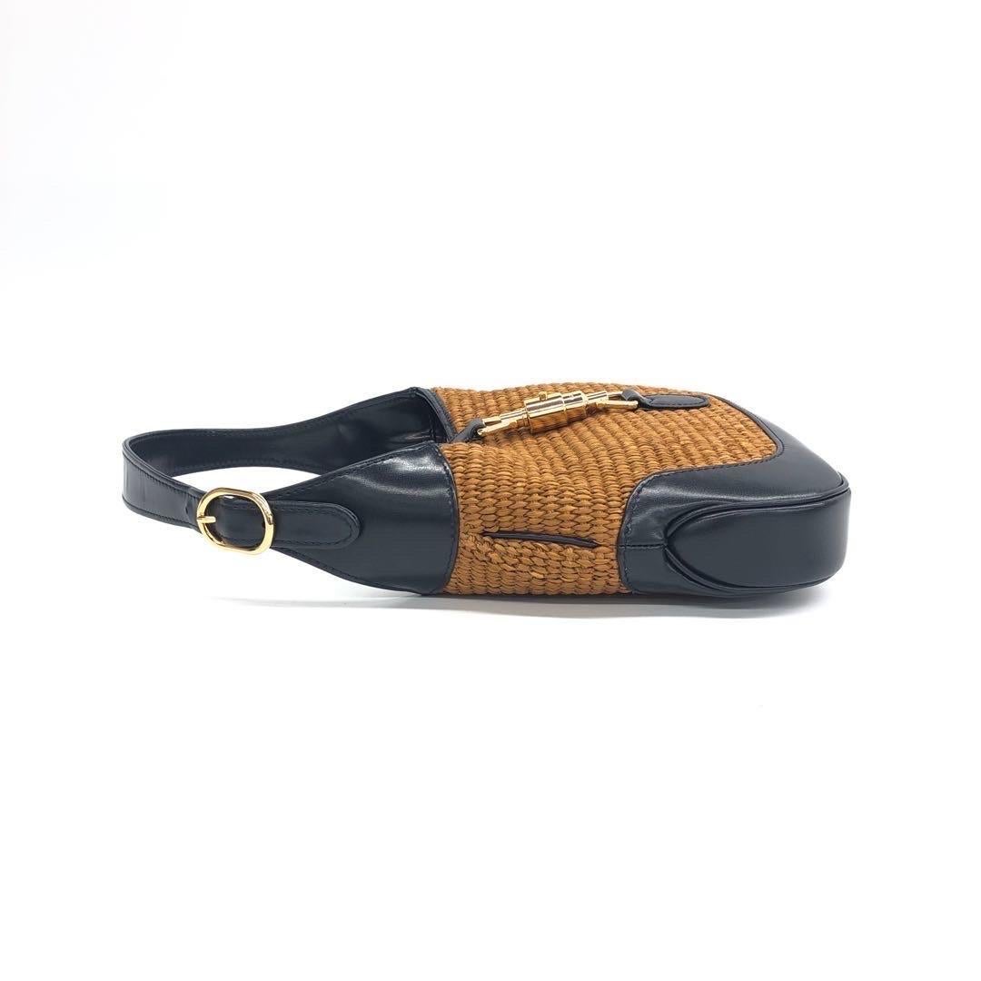 Condition: EXCELLENT

Light rubbing around the base and scratches to the hardware. 

DETAILS:

Brand: Gucci 

Model: Jackie 1961

Exterior Color: Camel and black

Exterior Material: Wicker

Strap: Black leather
Hardware Color: Gold

Size: small. The