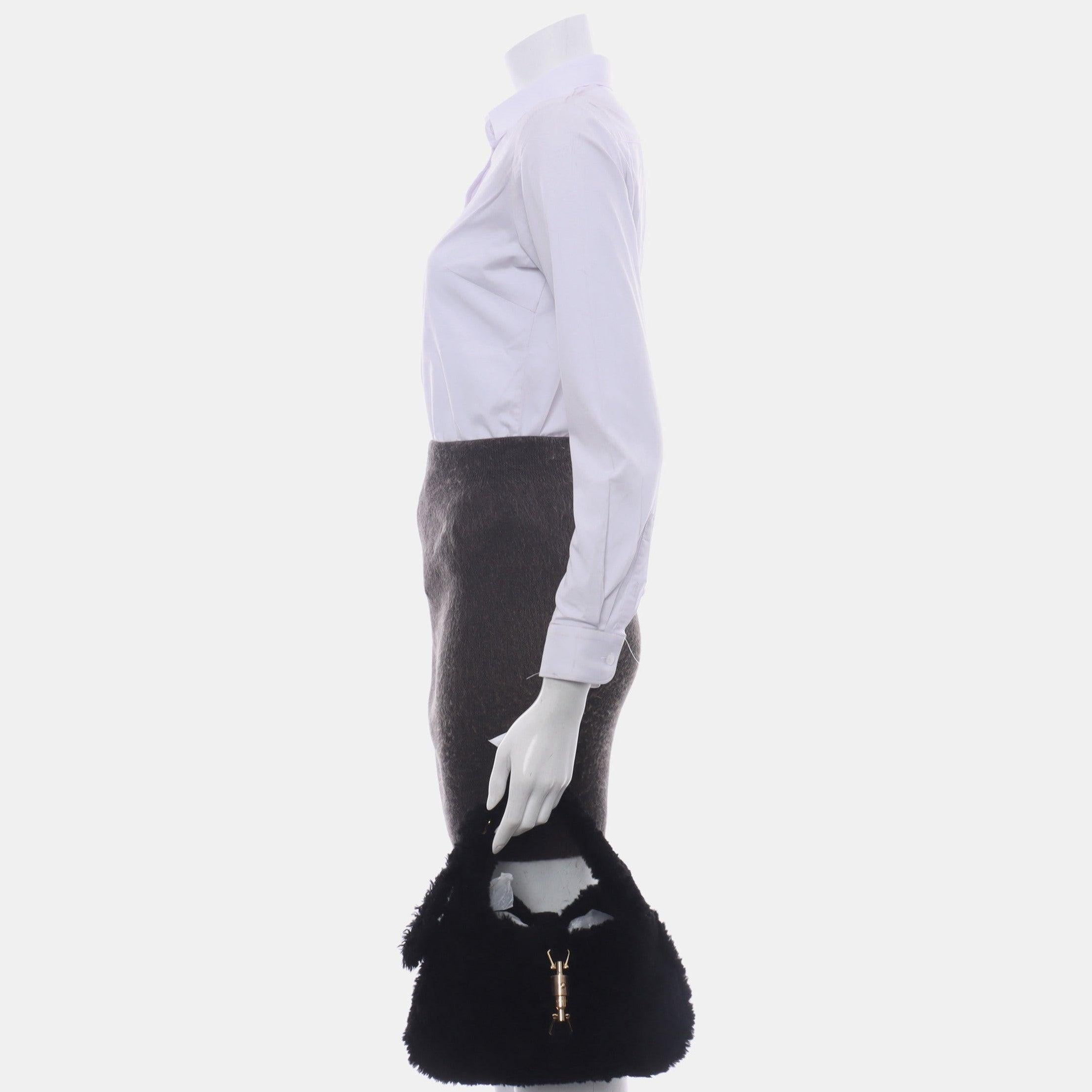 Gucci Jackie 1961 Black Fluffy Shearling Borsa Piccola
Queste sono foto professionali della borsa vera e propria.
  
  La borsa Gucci Jackie 1961 Black Small è una rivisitazione moderna di un design iconico. Realizzata in morbido shearling nero e