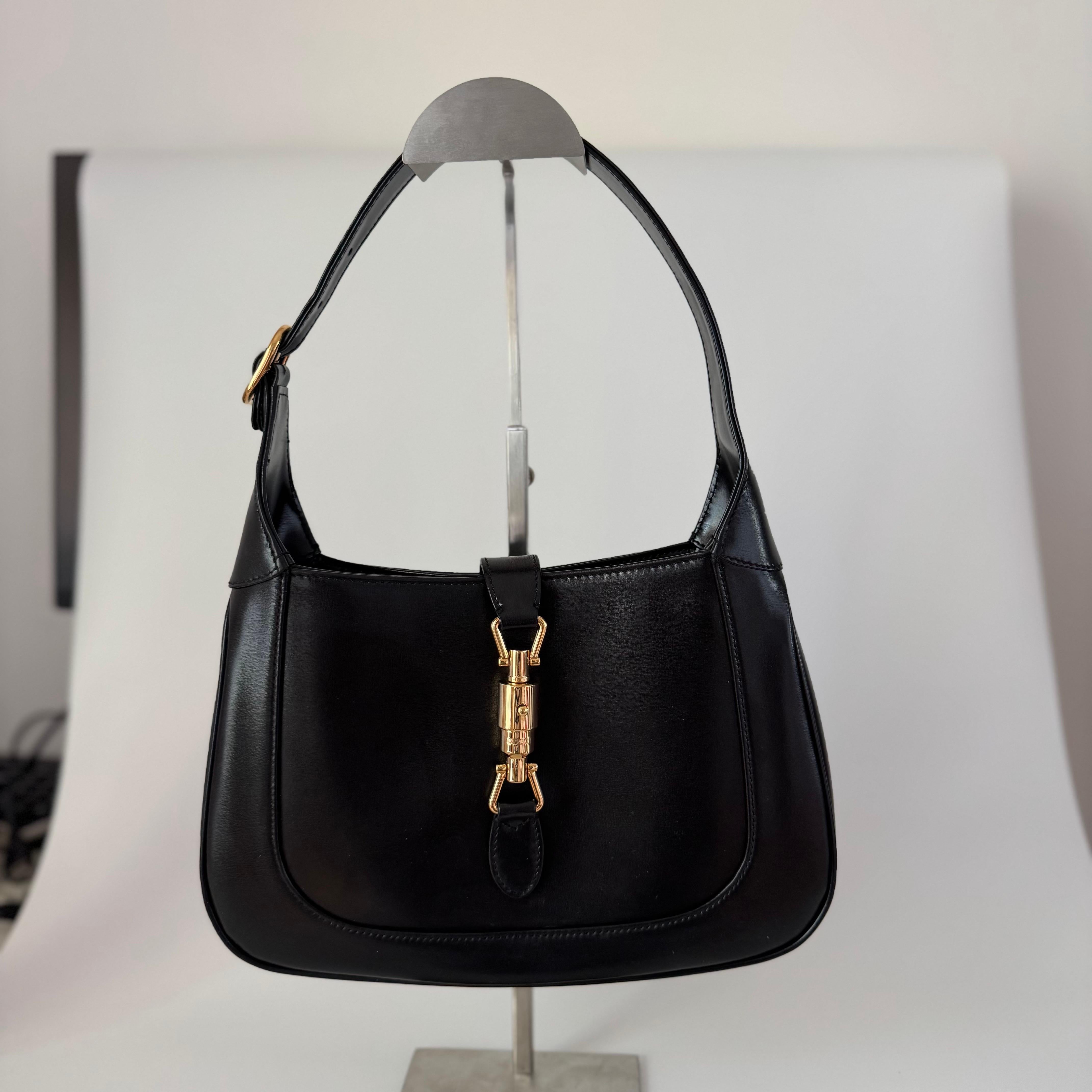 Gucci Jackie 1961 Black Leather Bag Small Piston Lock With Strap In Excellent Condition For Sale In AUBERVILLIERS, FR