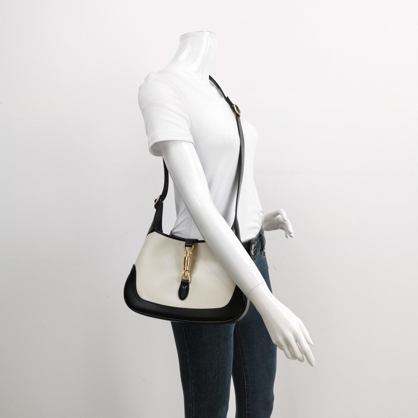 Gucci Jackie 1961 Bolso pequeño de piel blanco y negro
Estas son fotos profesionales de la bolsa real.
  El Bolso Gucci Jackie 1961 es una versión moderna de un diseño icónico. Confeccionada en piel blanca y negra con una silueta estructurada, lleva