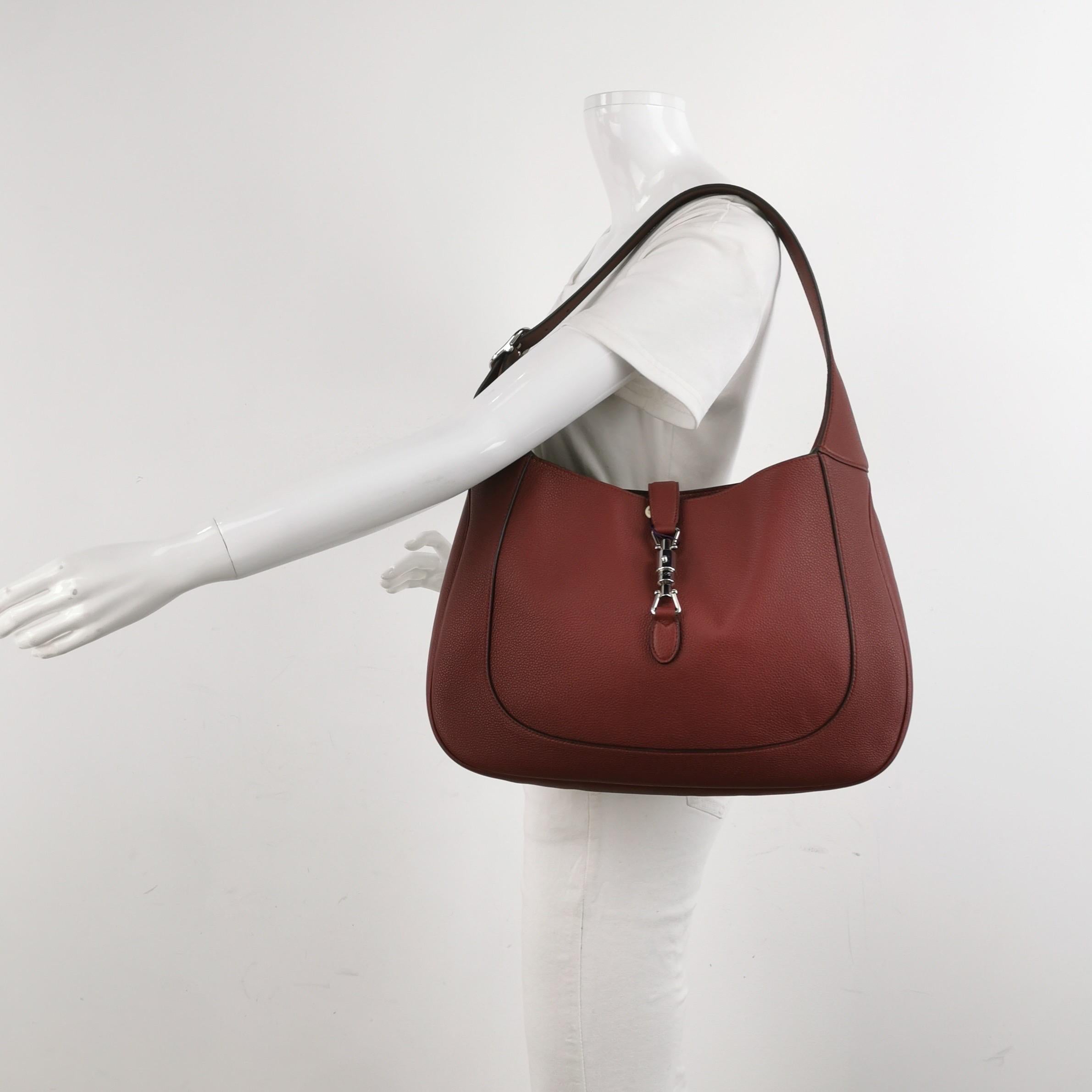 El Bolso Gucci Jackie 1961 es una versión moderna de un diseño icónico. Confeccionada en piel con una silueta estructurada, lleva una correa cruzada para que puedas llevar tus imprescindibles dondequiera que te lleve la vida. 

Estado: MINT

Sólo