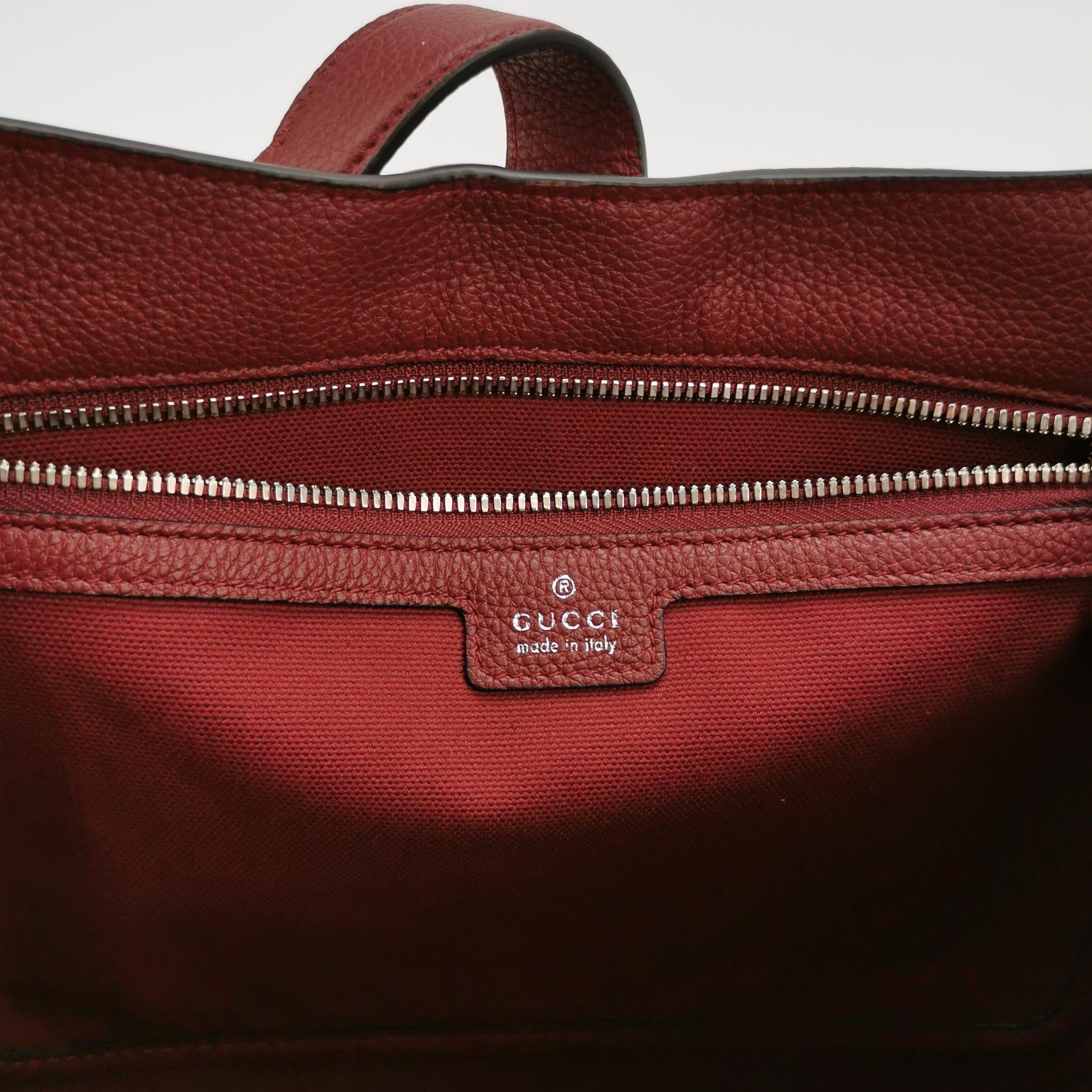 Gucci Jackie 1961 Bolso de hombro grande de piel granulada burdeos con correa en venta 1