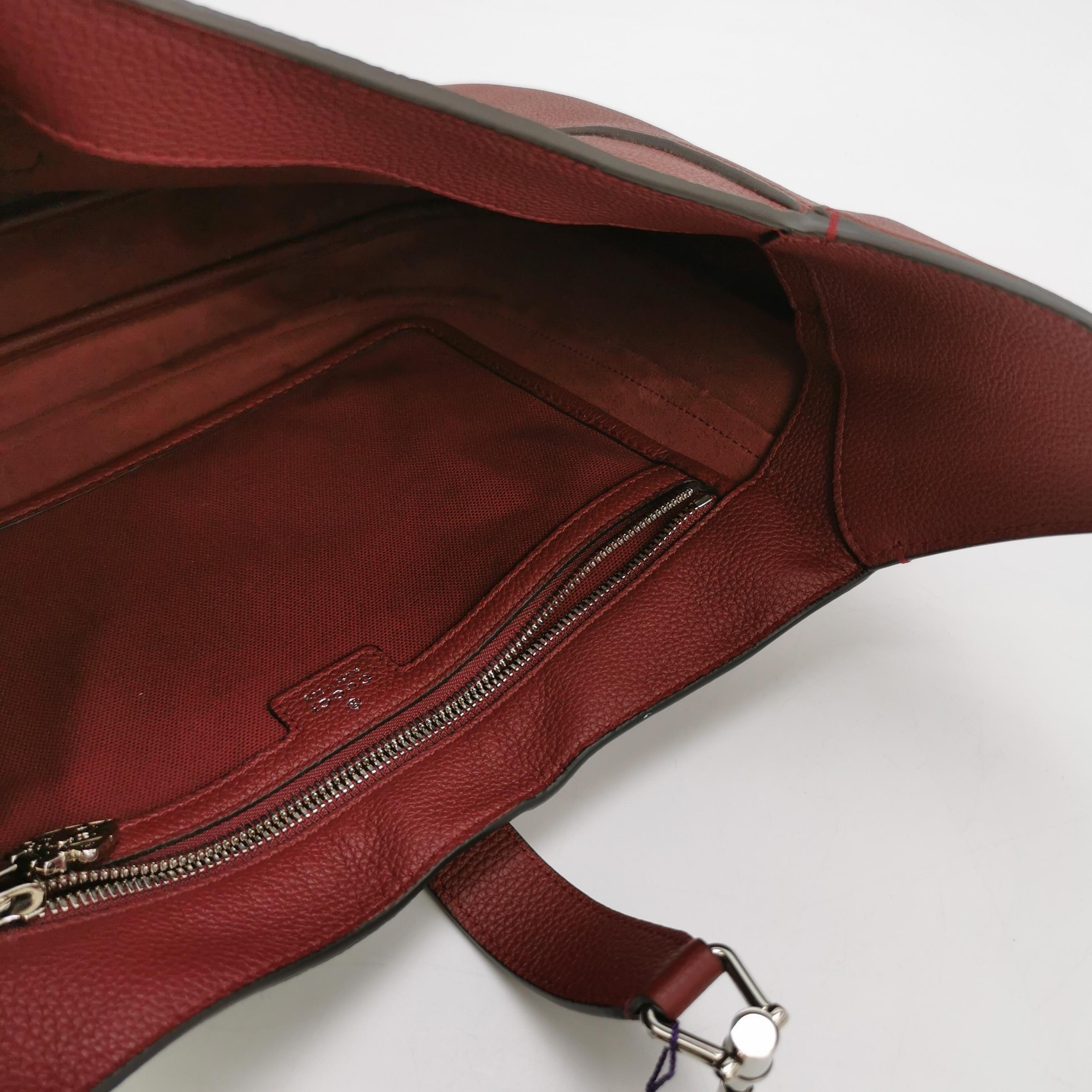 Gucci Jackie 1961 Bolso de hombro grande de piel granulada burdeos con correa en venta 2