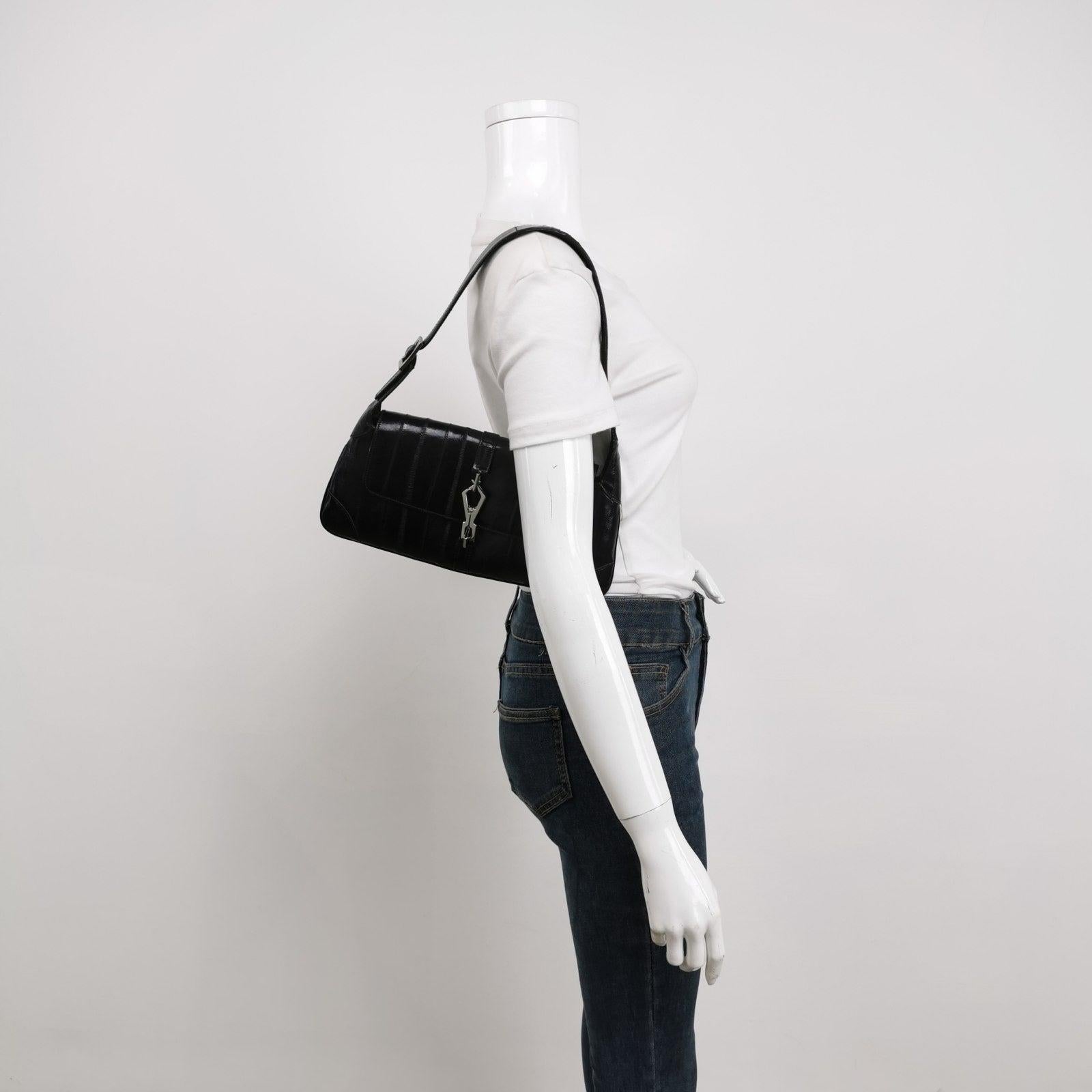Gucci Jackie 1961 East West Small Leather Shoulder Bag Black Ce sont des photos professionnelles du sac réel offert par Luxbags. Cette Icone vintage est une version allongée du design emblématique. Les coutures verticales sont similaires à celles du